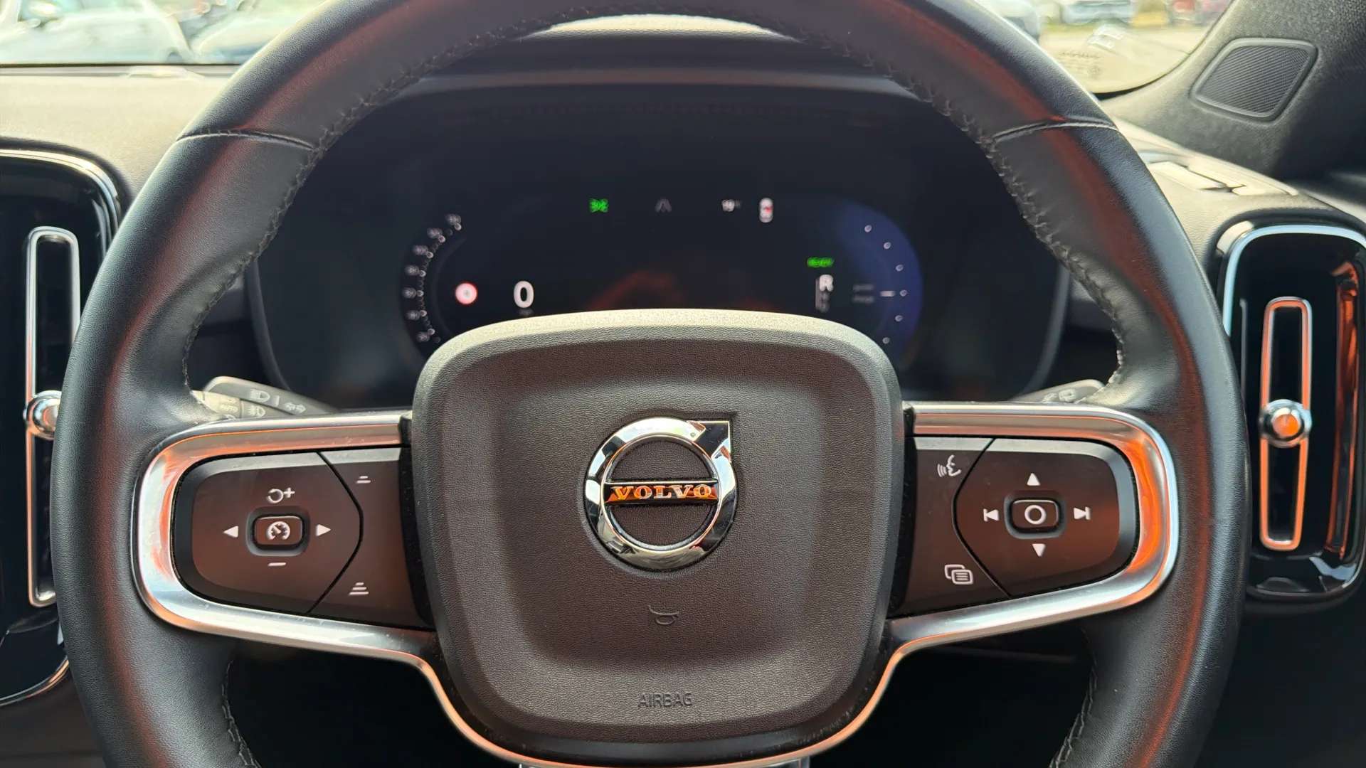 2023 VOLVO XC40 2023 VOLVO XC40