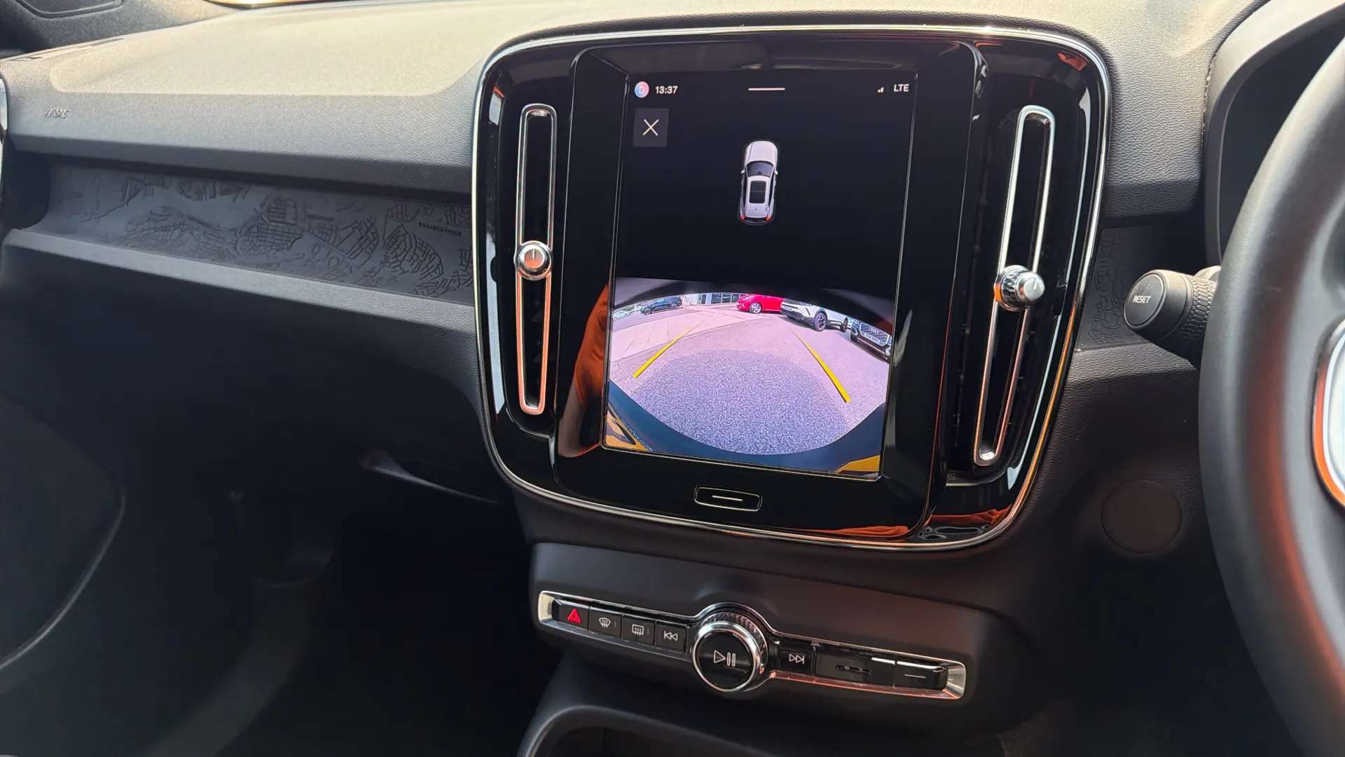 2023 VOLVO XC40 2023 VOLVO XC40