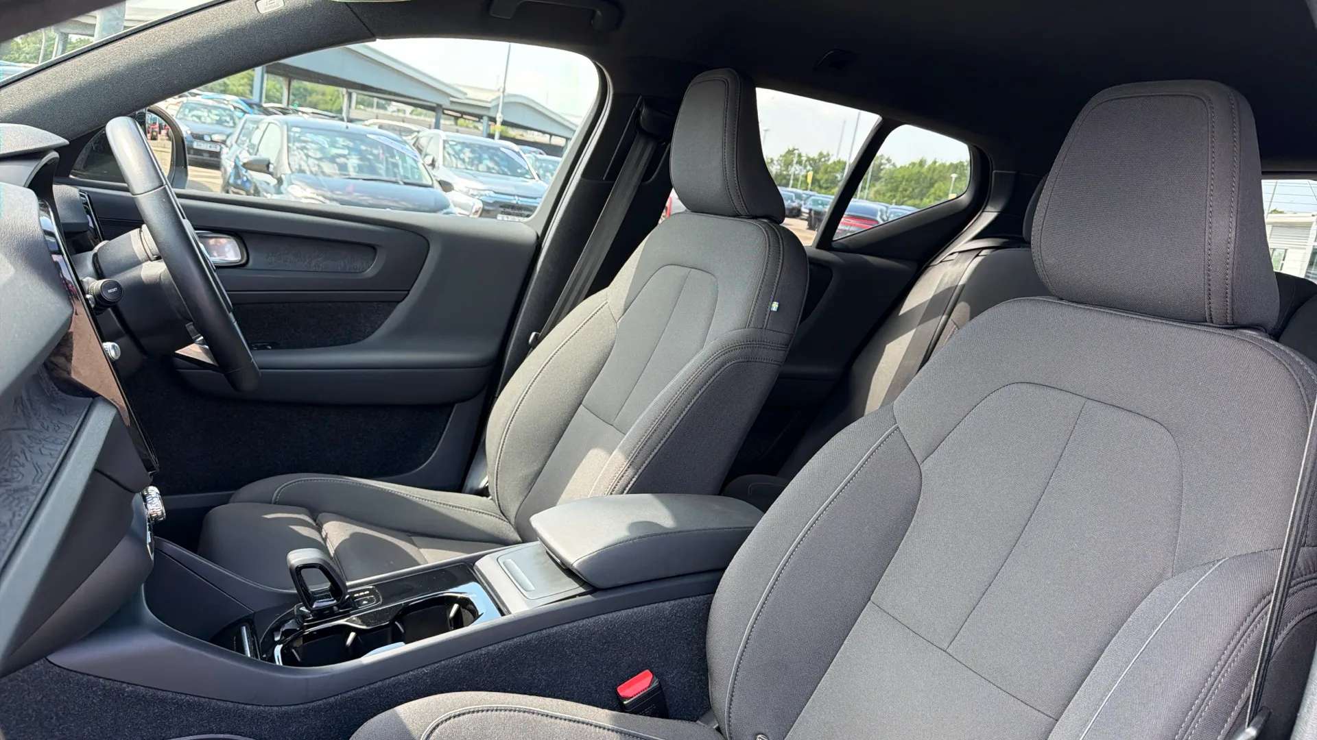 2023 VOLVO XC40 2023 VOLVO XC40