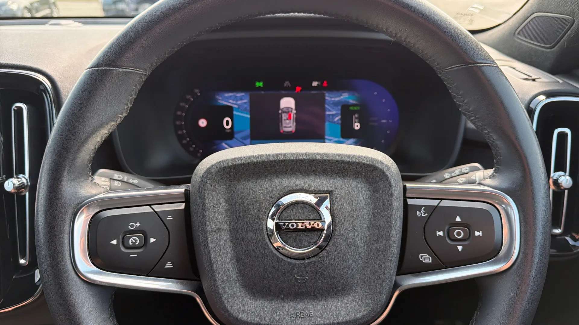2023 VOLVO XC40 2023 VOLVO XC40