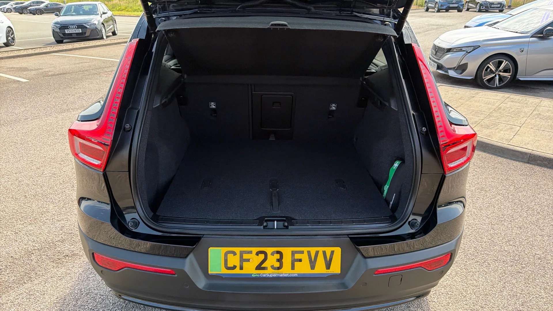 2023 VOLVO XC40 2023 VOLVO XC40