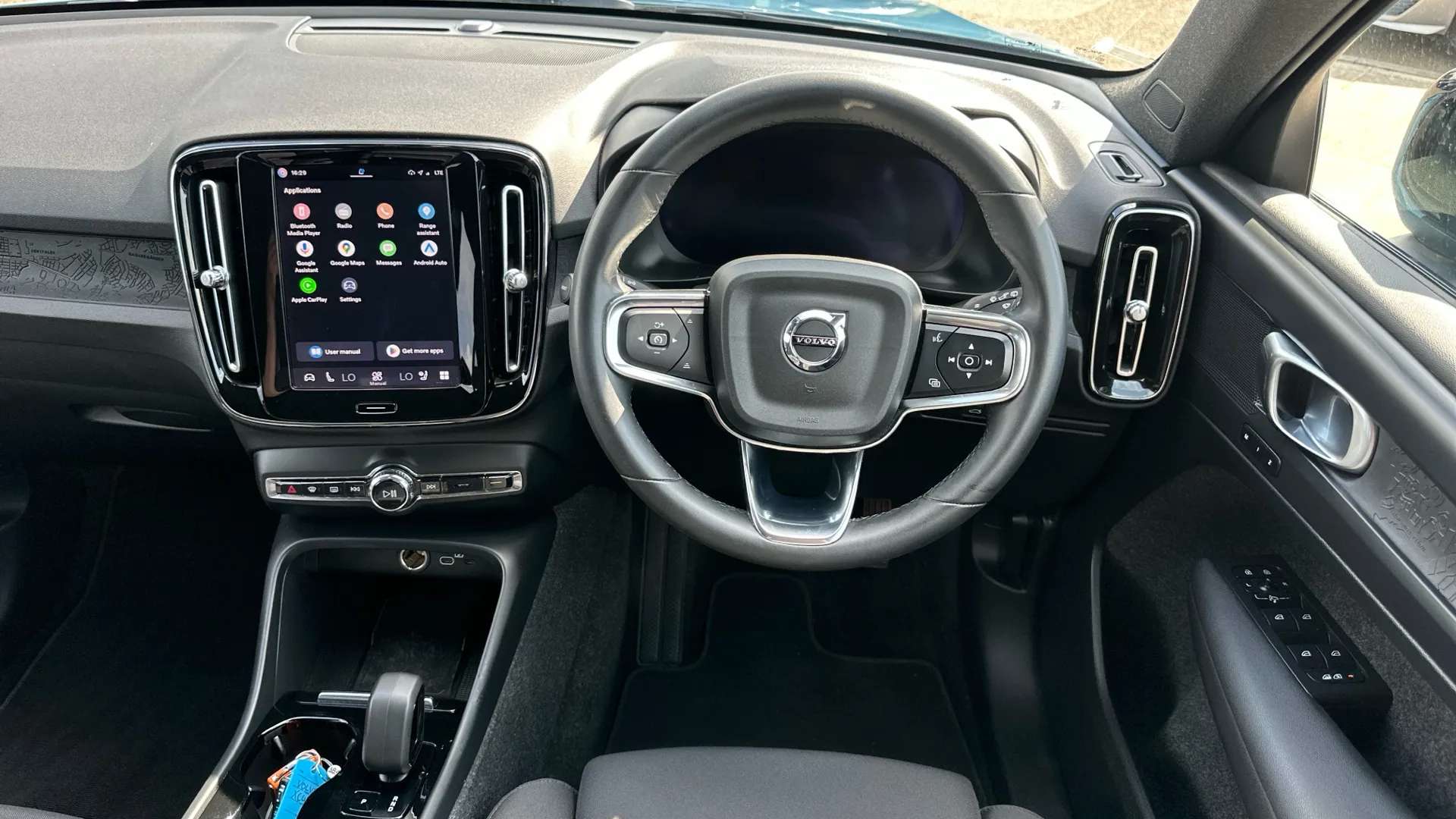 2023 VOLVO XC40 2023 VOLVO XC40