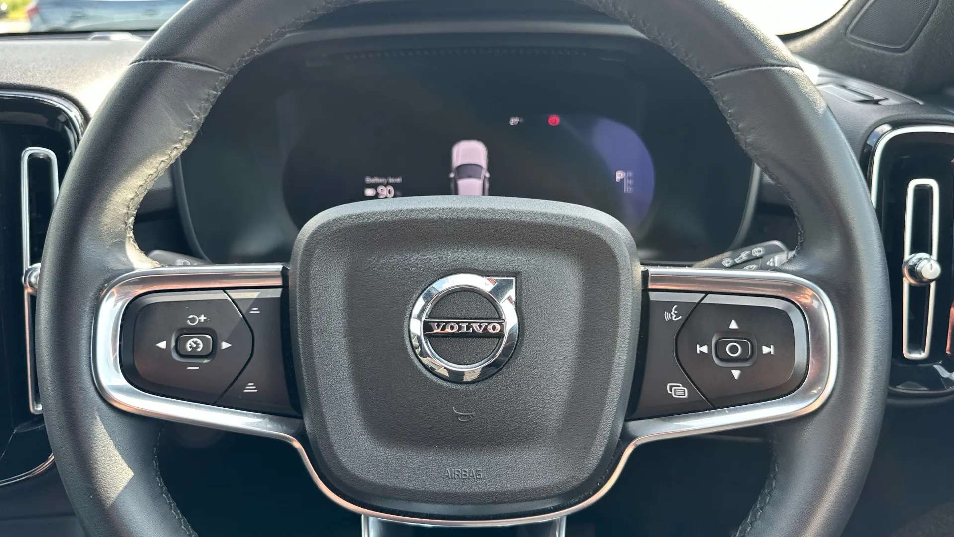 2023 VOLVO XC40 2023 VOLVO XC40