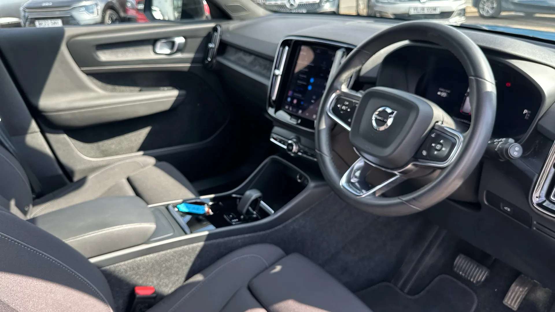 2023 VOLVO XC40 2023 VOLVO XC40