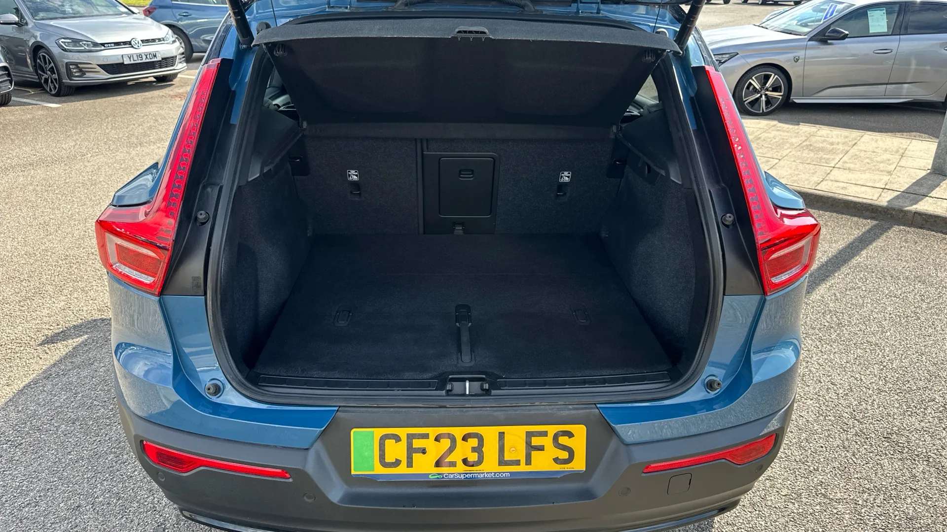 2023 VOLVO XC40 2023 VOLVO XC40