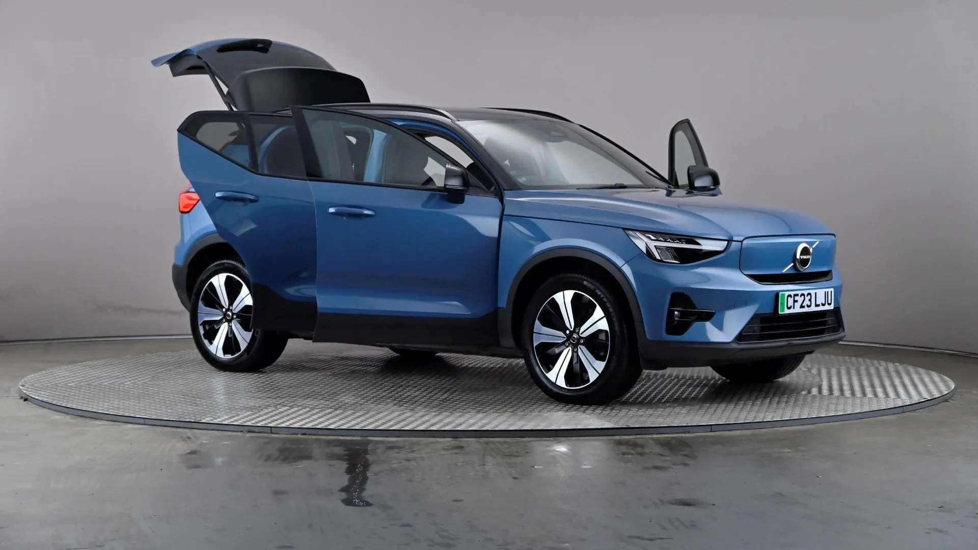 2023 VOLVO XC40 2023 VOLVO XC40
