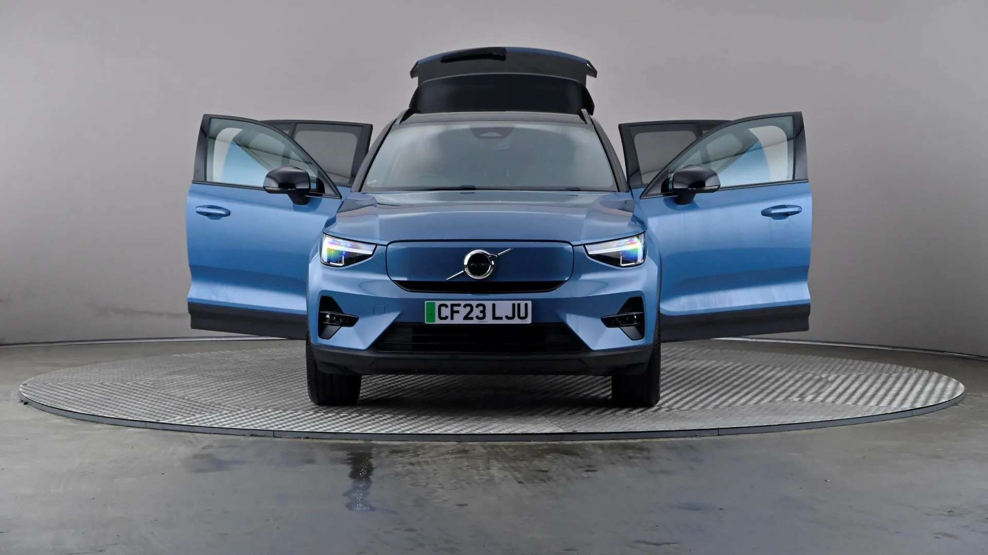 2023 VOLVO XC40 2023 VOLVO XC40