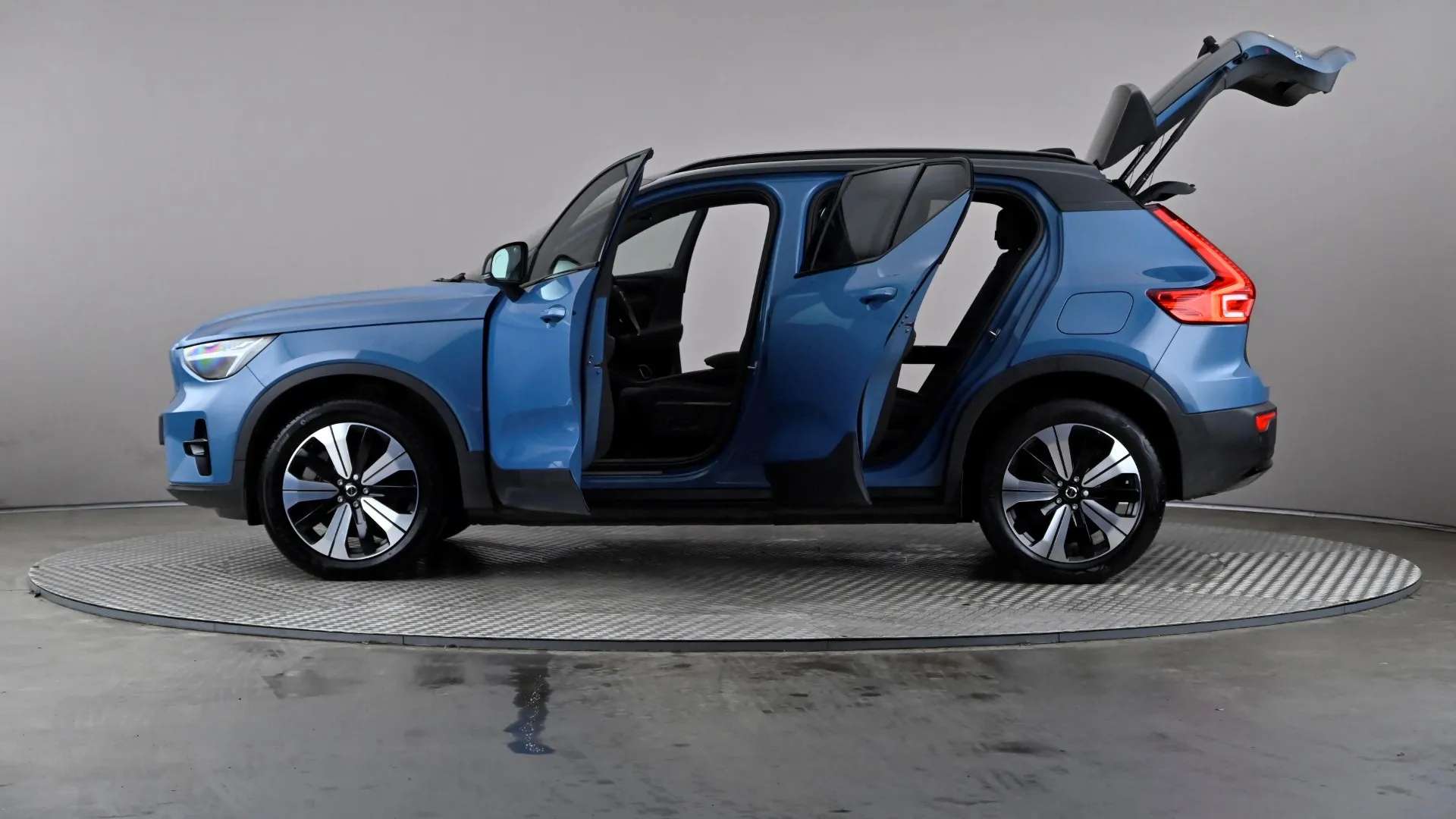 2023 VOLVO XC40 2023 VOLVO XC40