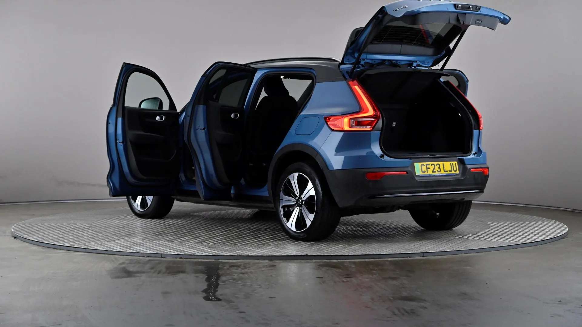 2023 VOLVO XC40 2023 VOLVO XC40