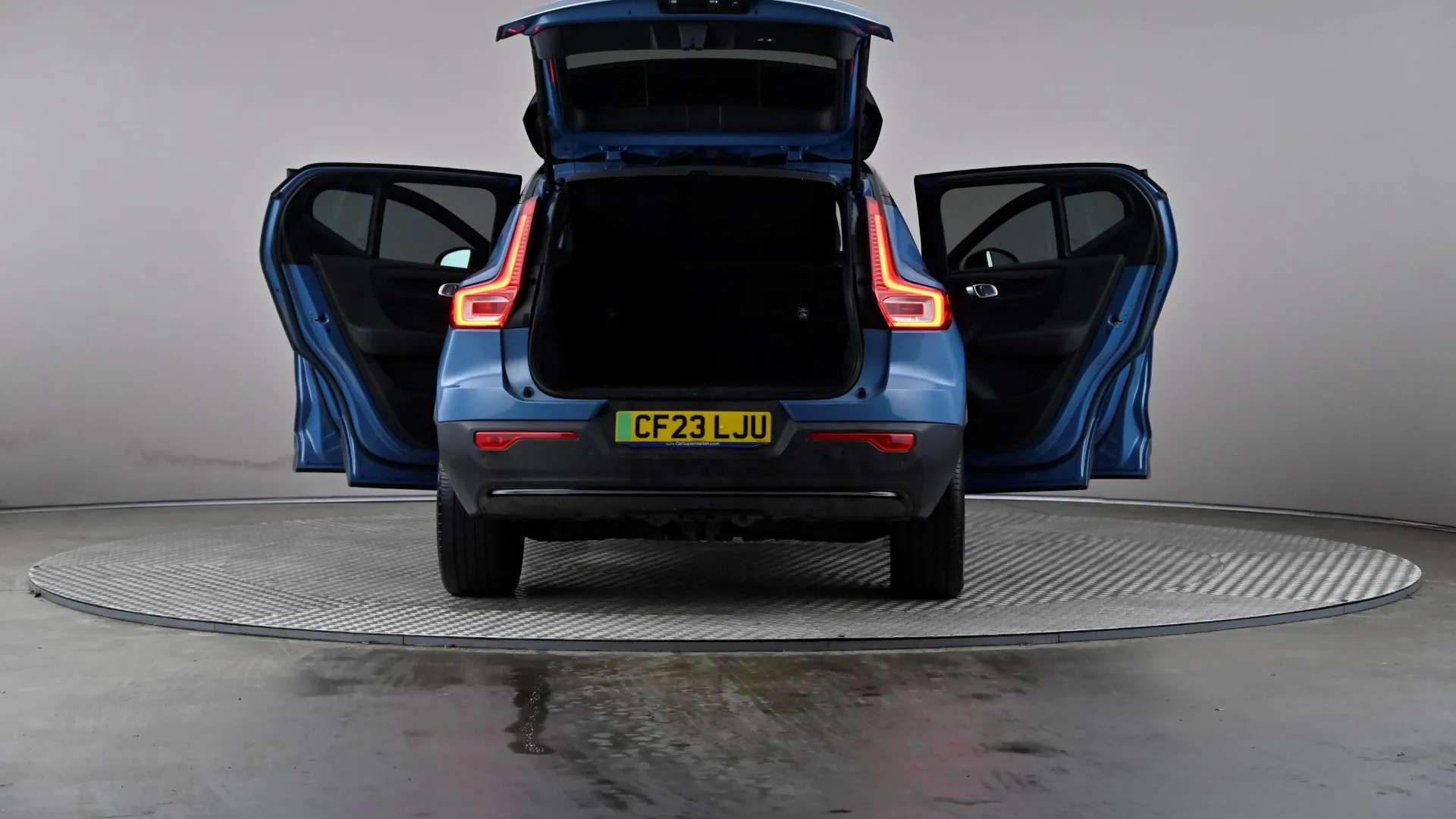 2023 VOLVO XC40 2023 VOLVO XC40