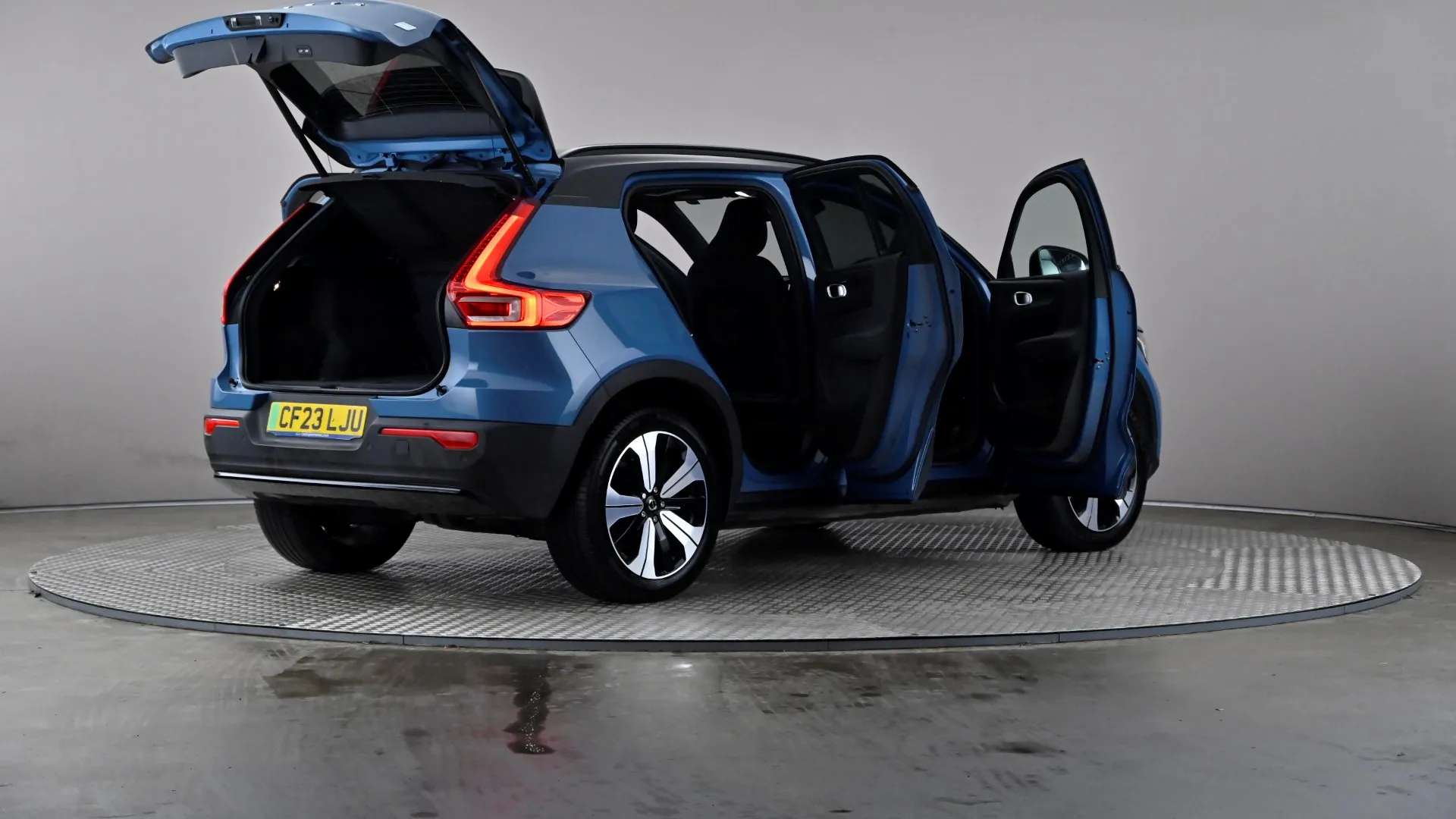 2023 VOLVO XC40 2023 VOLVO XC40