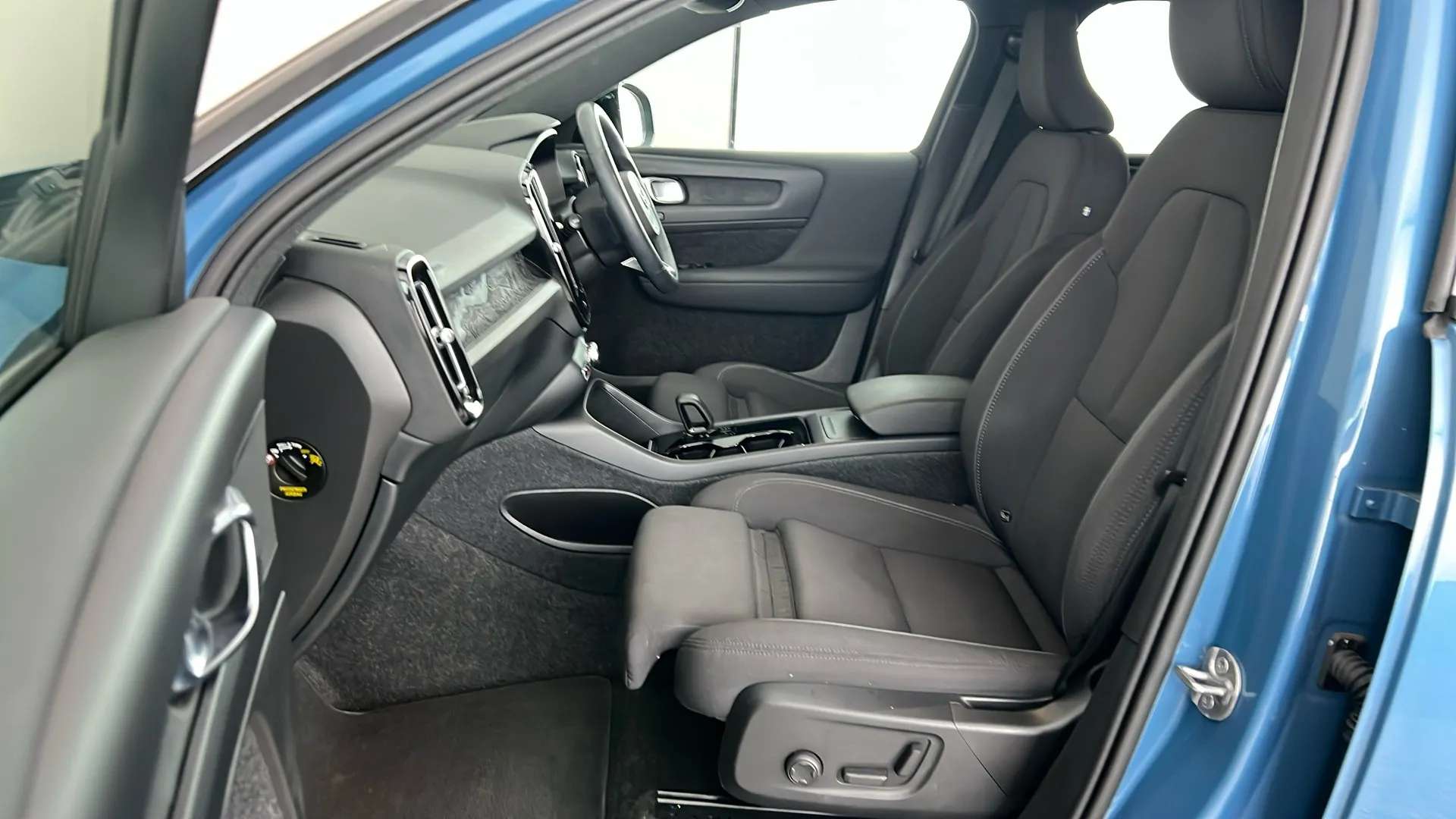2023 VOLVO XC40 2023 VOLVO XC40