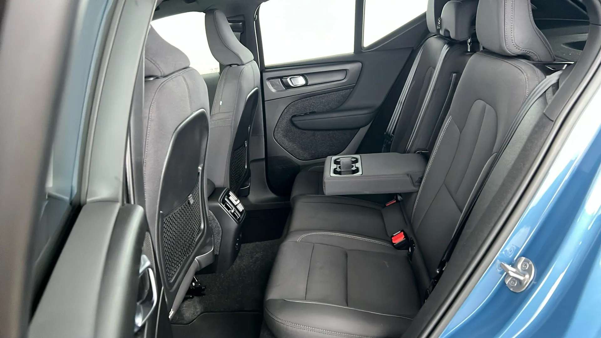 2023 VOLVO XC40 2023 VOLVO XC40