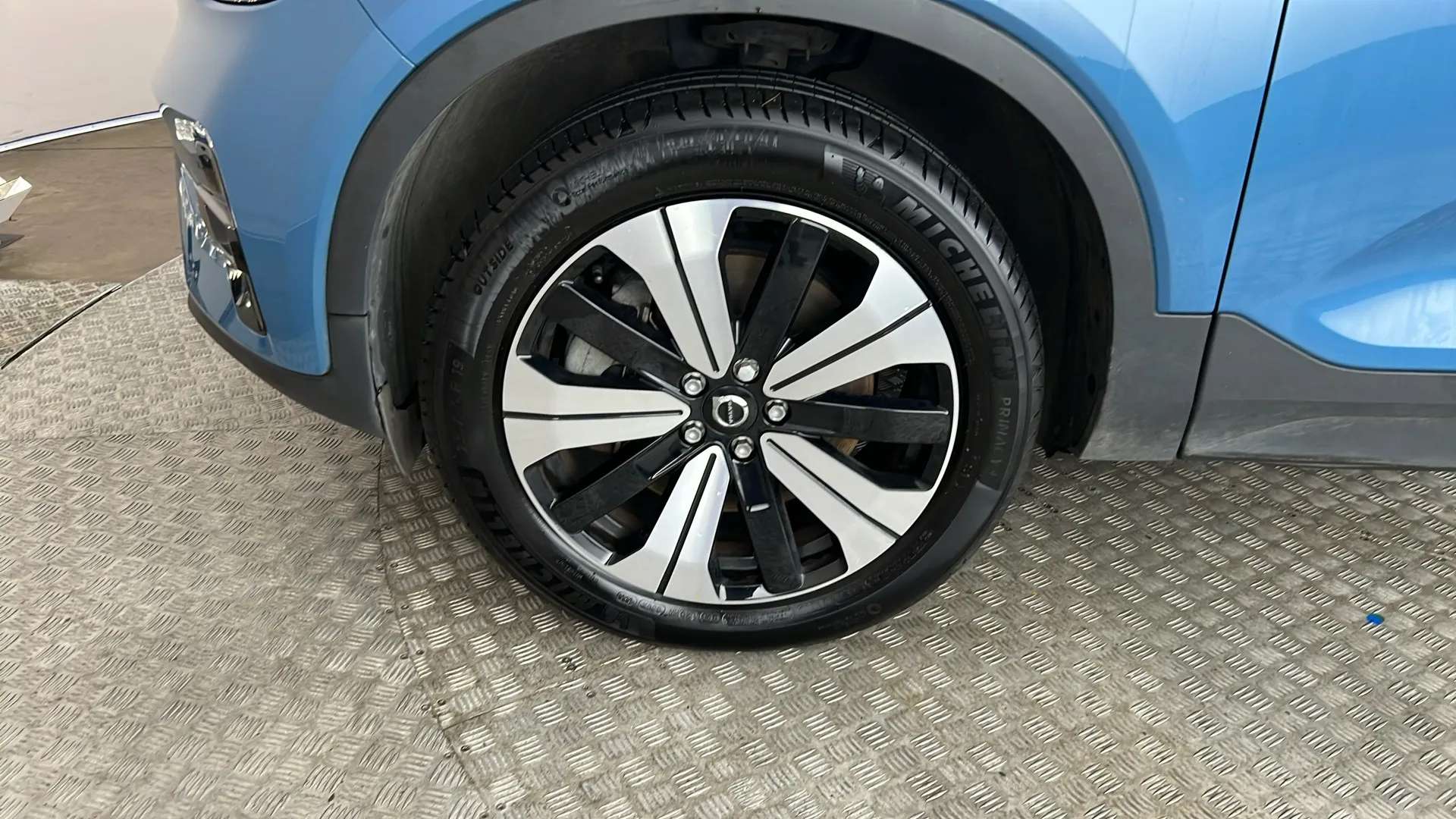 2023 VOLVO XC40 2023 VOLVO XC40