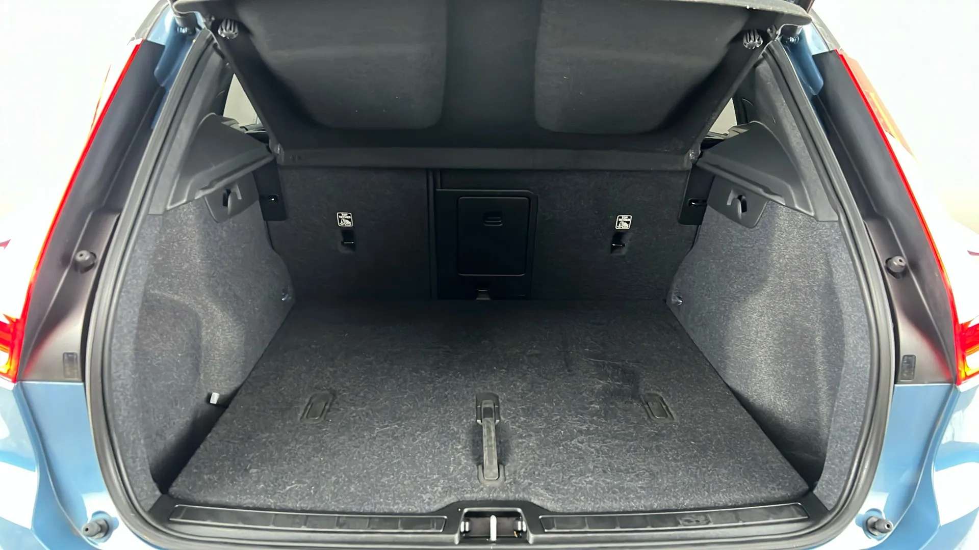 2023 VOLVO XC40 2023 VOLVO XC40