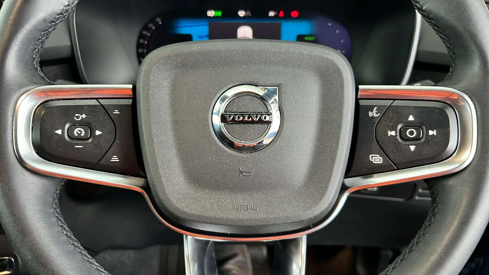2023 VOLVO XC40 2023 VOLVO XC40