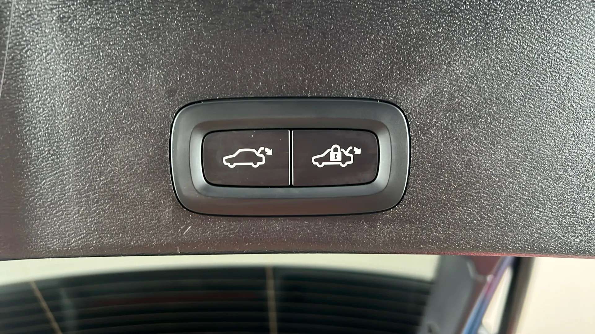 2023 VOLVO XC40 2023 VOLVO XC40