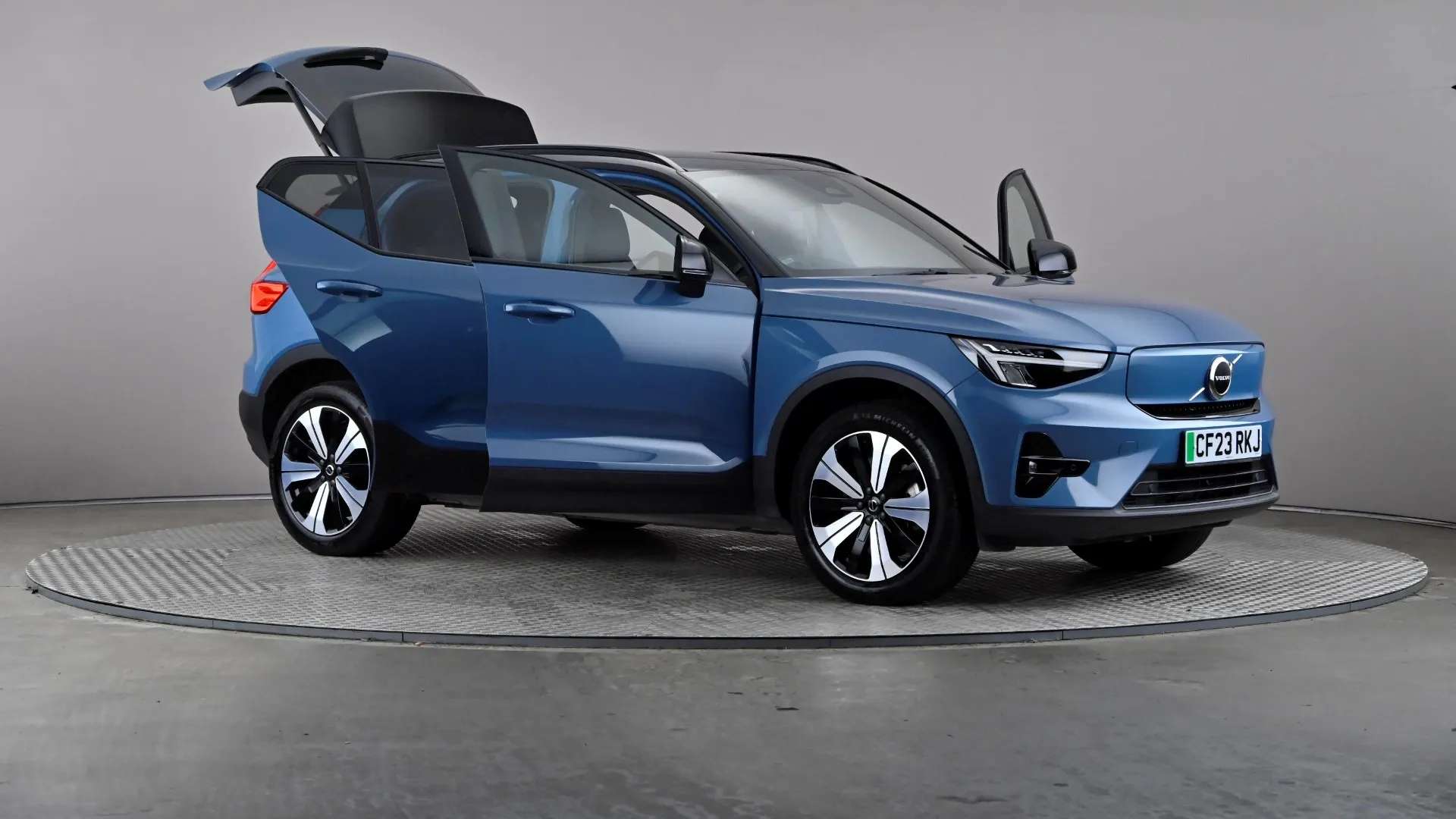 2023 VOLVO XC40 2023 VOLVO XC40