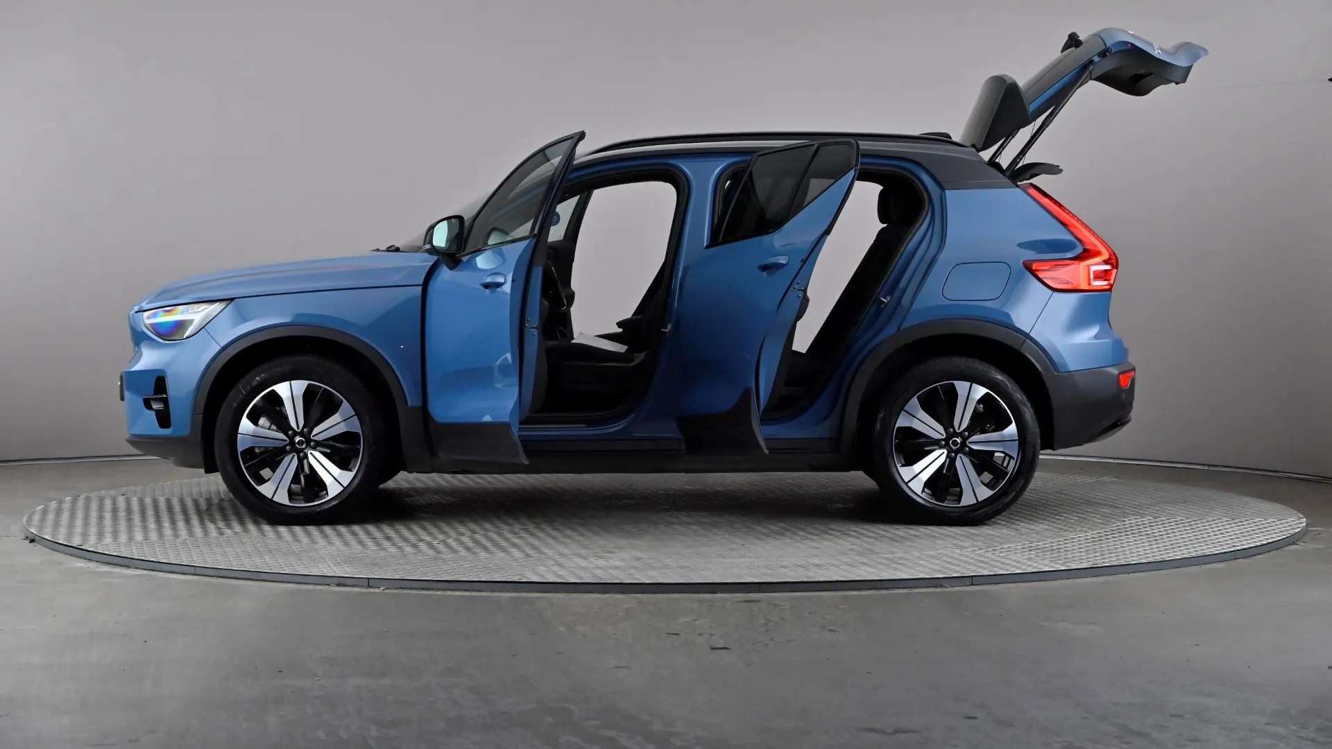 2023 VOLVO XC40 2023 VOLVO XC40