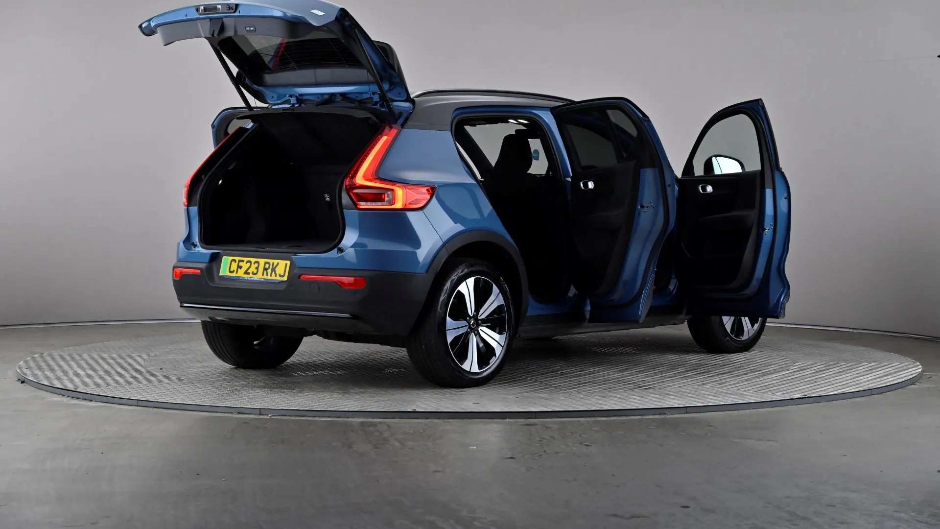 2023 VOLVO XC40 2023 VOLVO XC40