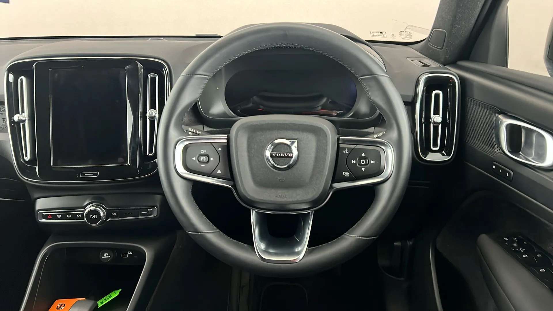 2023 VOLVO XC40 2023 VOLVO XC40