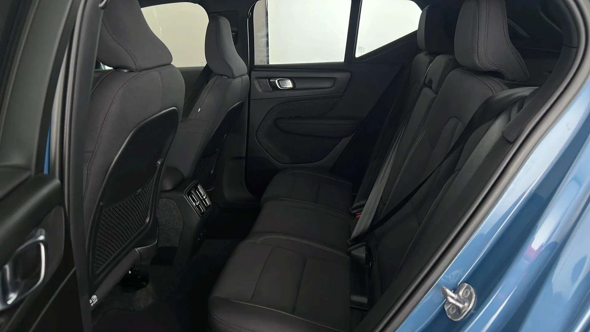 2023 VOLVO XC40 2023 VOLVO XC40