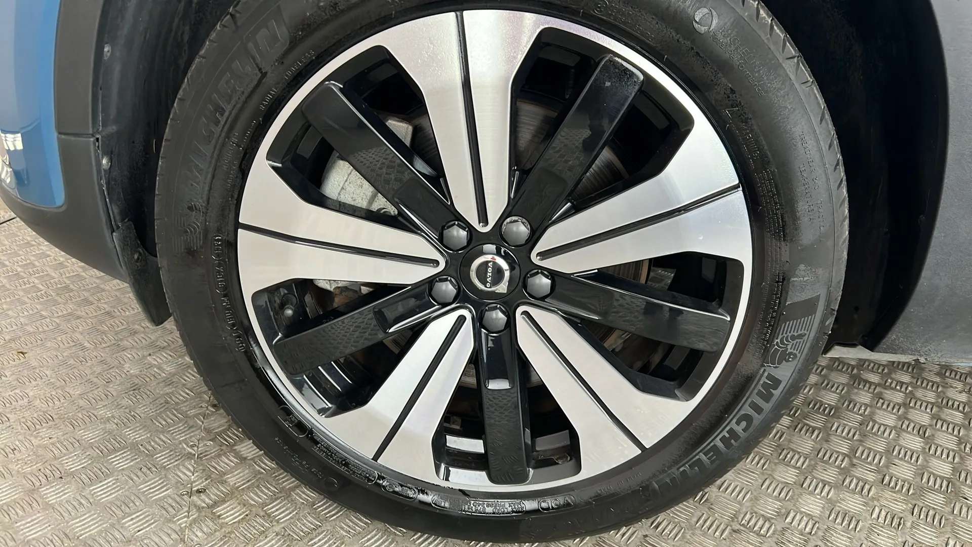 2023 VOLVO XC40 2023 VOLVO XC40