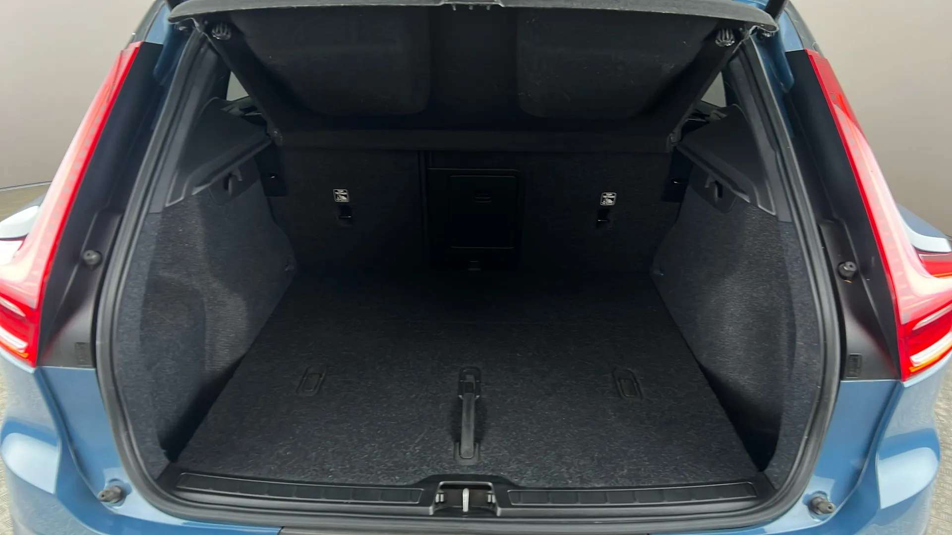 2023 VOLVO XC40 2023 VOLVO XC40