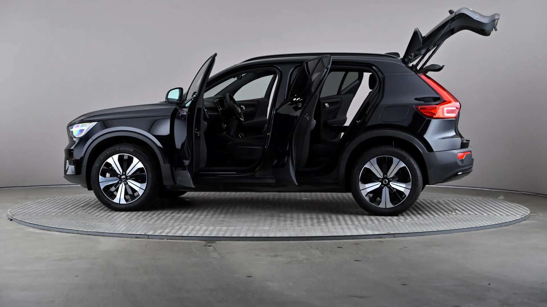 2023 VOLVO XC40 2023 VOLVO XC40