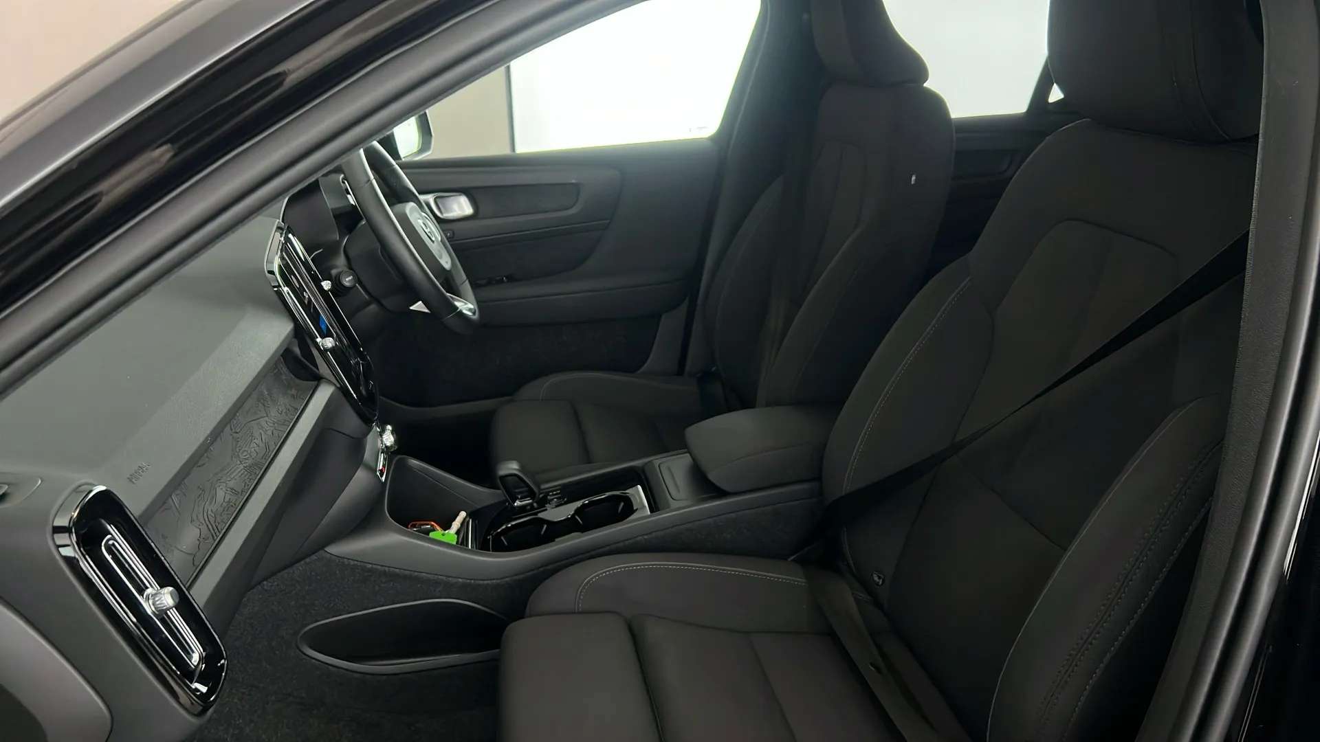 2023 VOLVO XC40 2023 VOLVO XC40