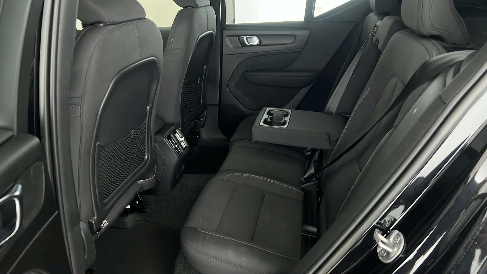 2023 VOLVO XC40 2023 VOLVO XC40