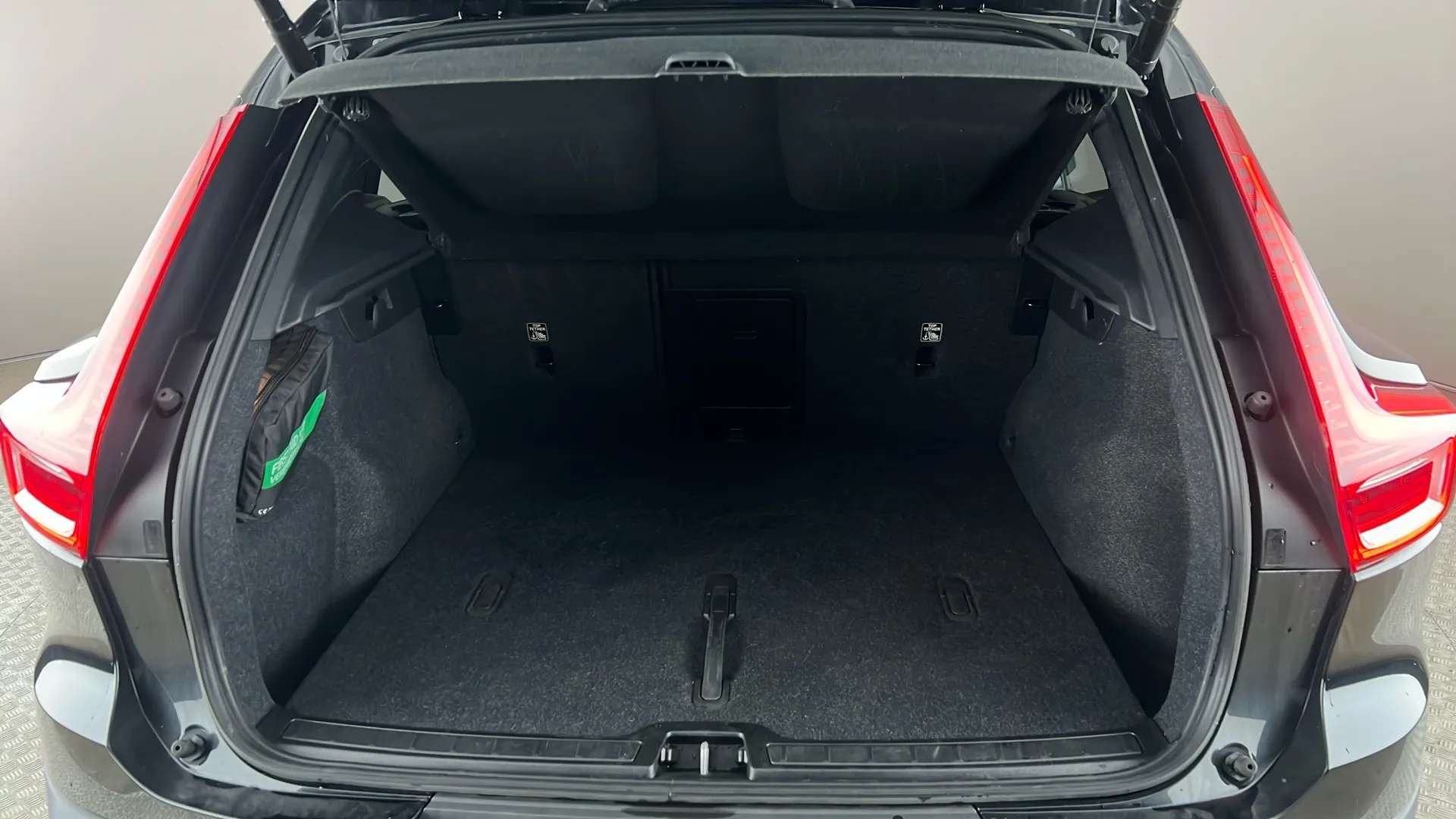 2023 VOLVO XC40 2023 VOLVO XC40