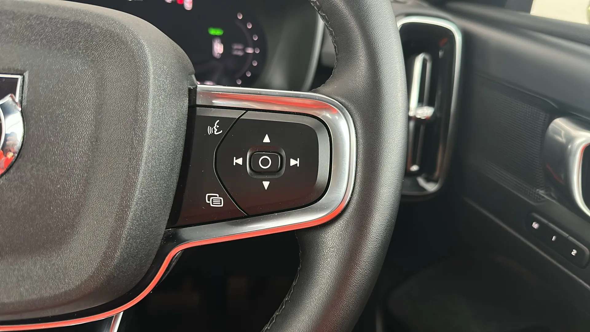2023 VOLVO C40 2023 VOLVO C40