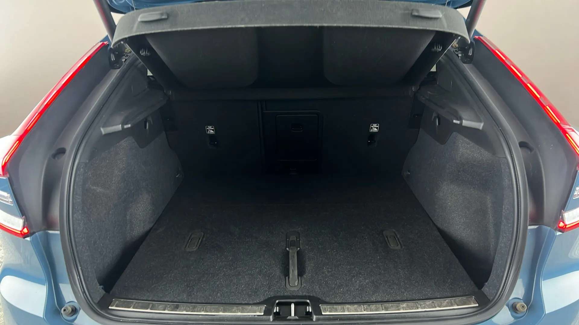 2023 VOLVO C40 2023 VOLVO C40