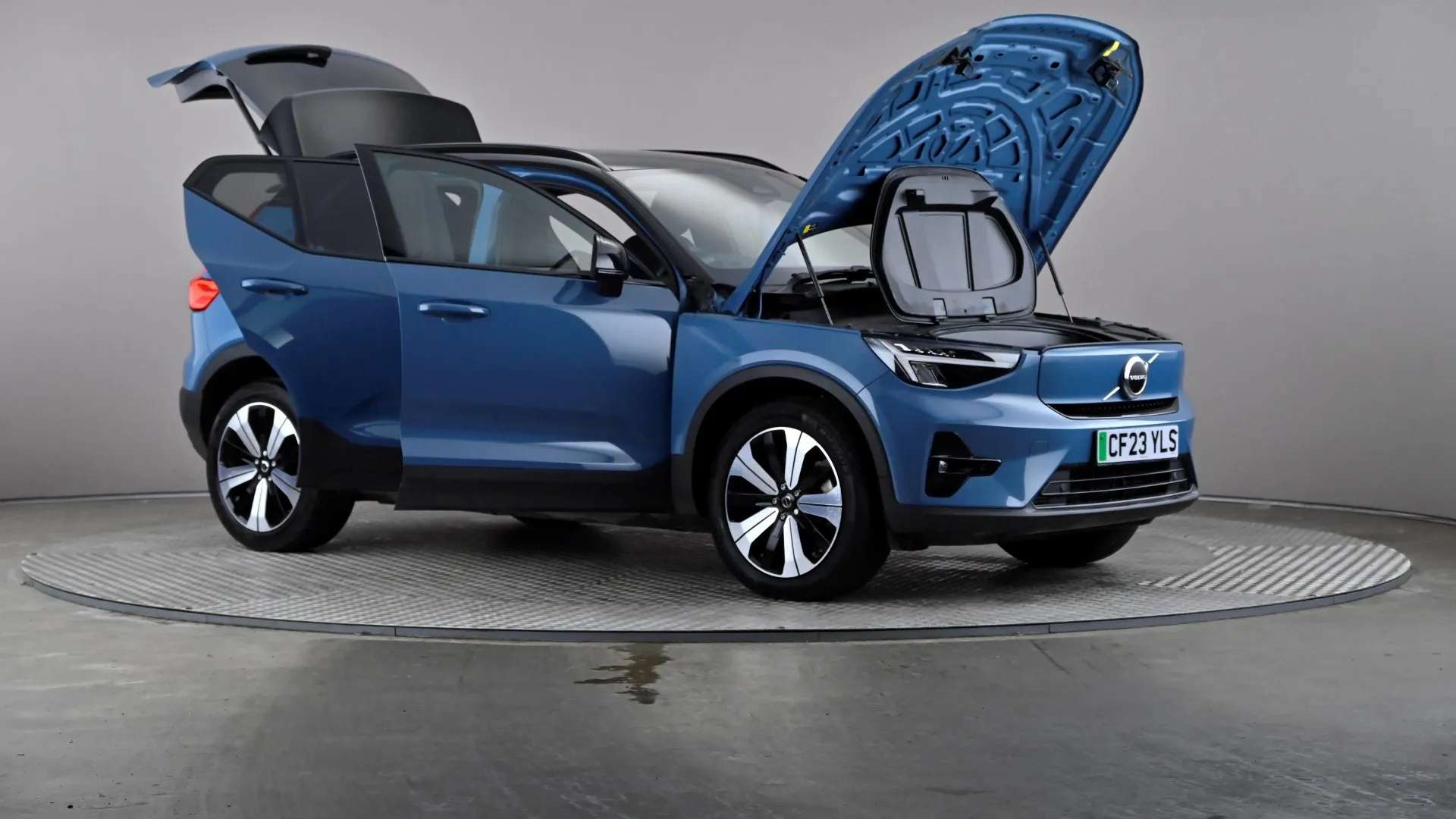 2023 VOLVO XC40 2023 VOLVO XC40