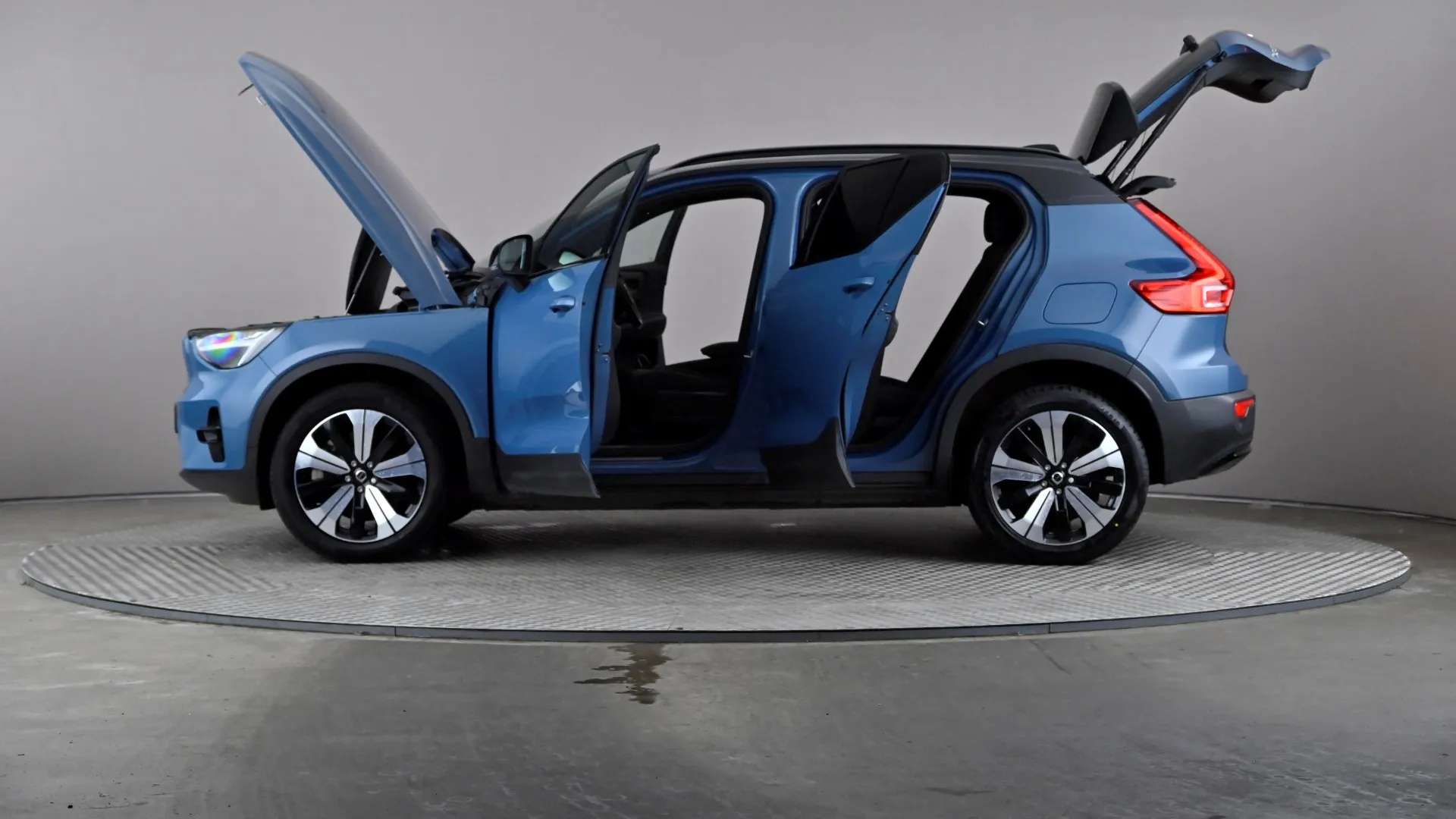 2023 VOLVO XC40 2023 VOLVO XC40