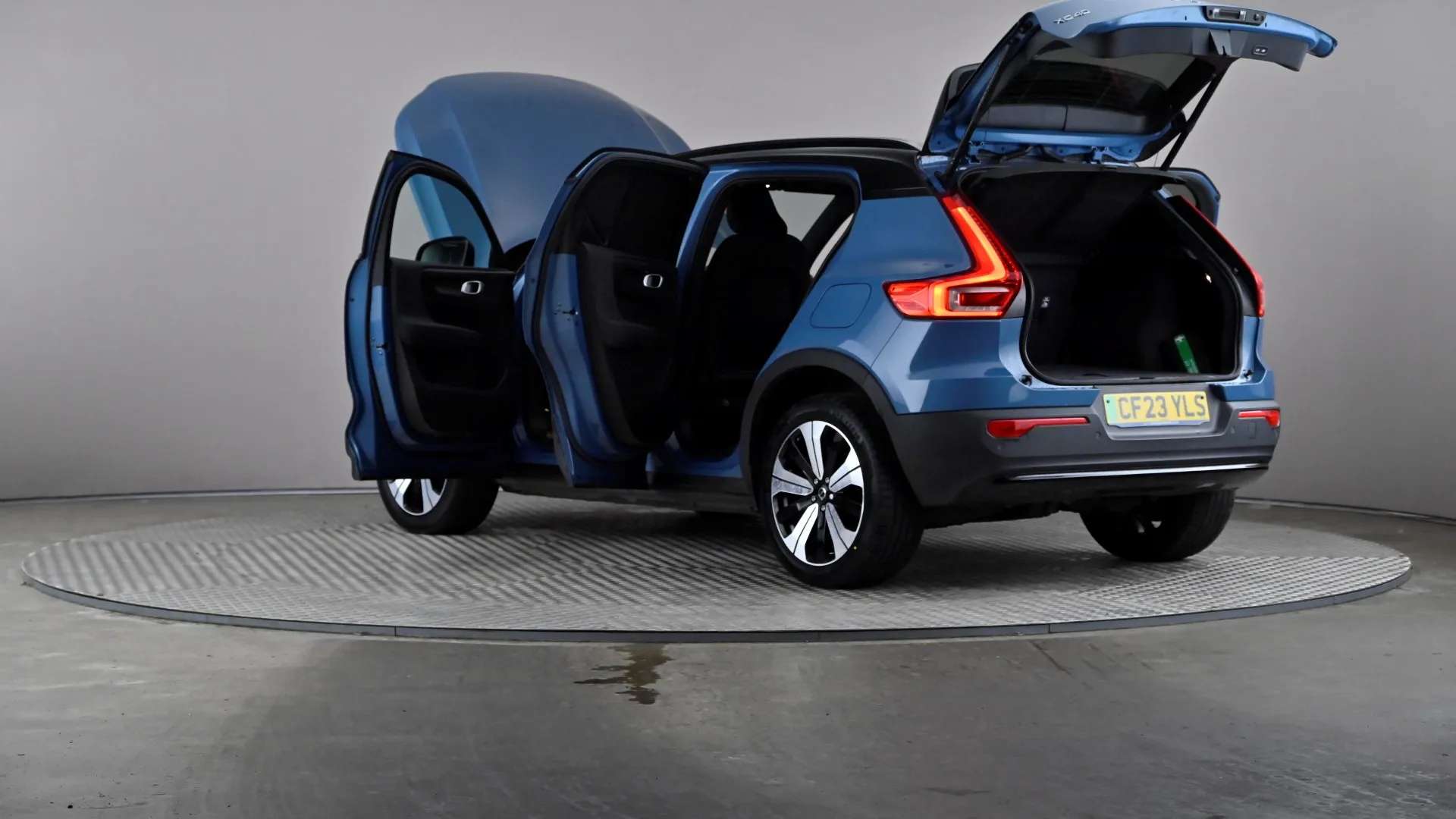 2023 VOLVO XC40 2023 VOLVO XC40