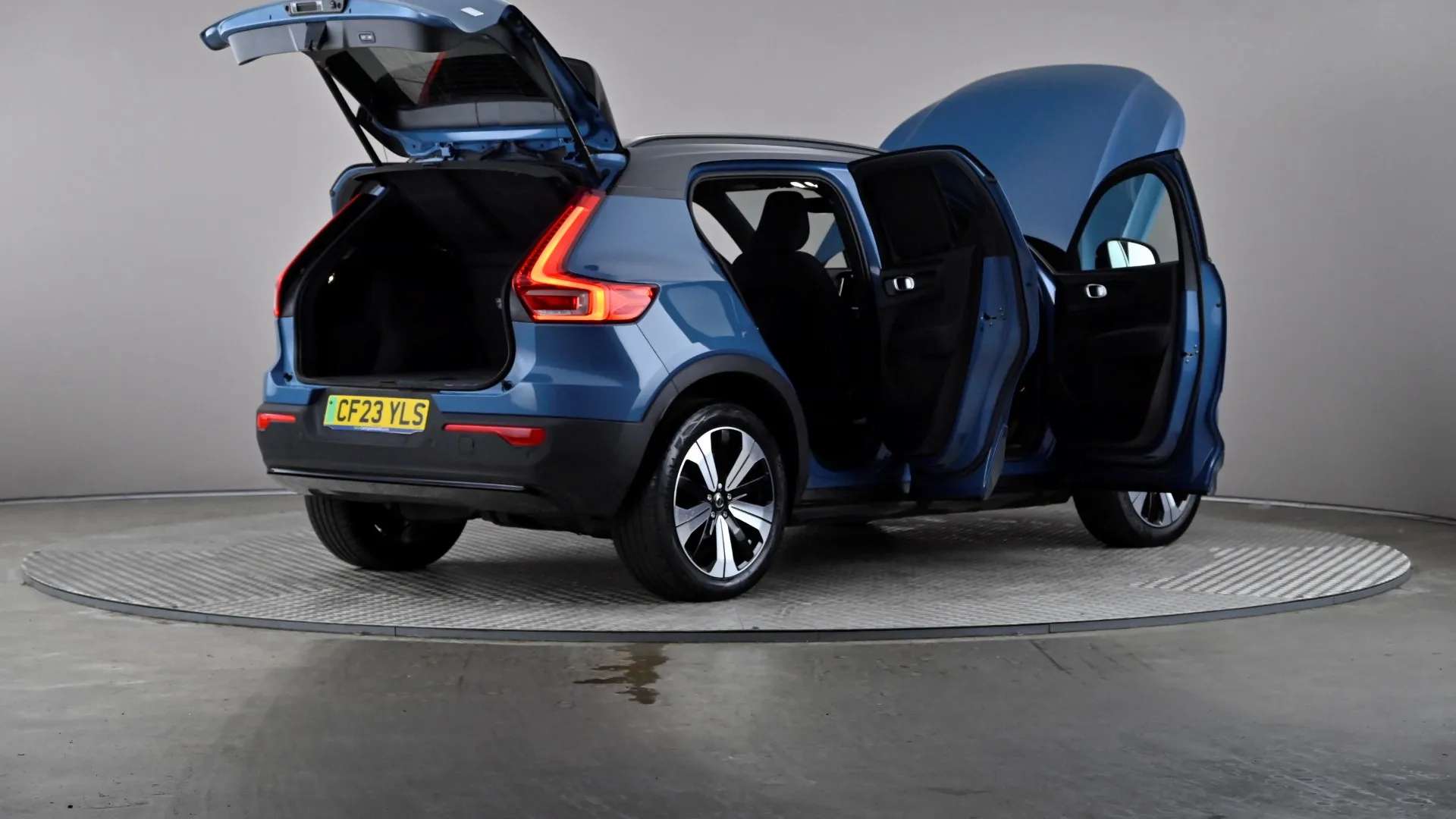 2023 VOLVO XC40 2023 VOLVO XC40