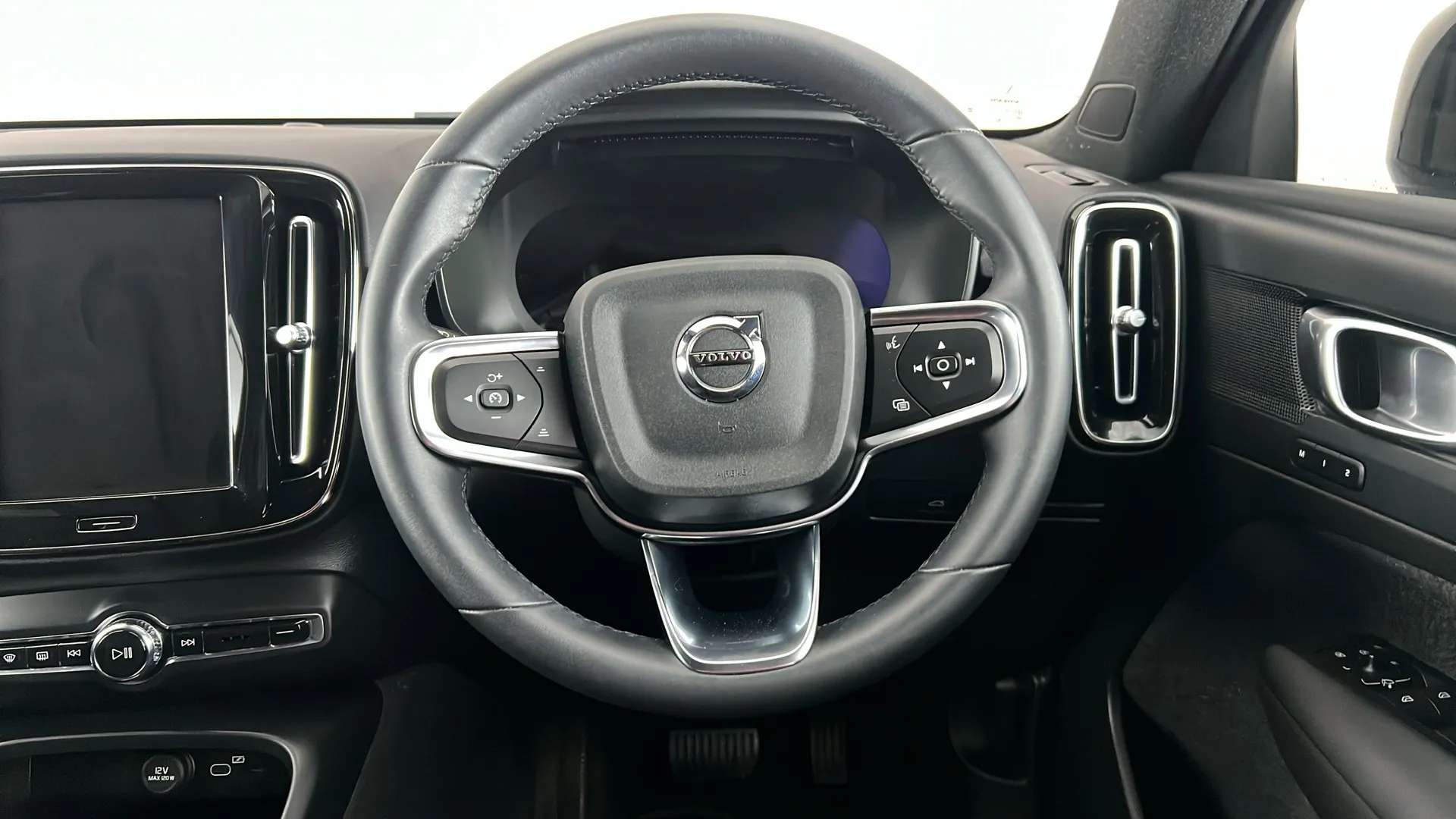 2023 VOLVO XC40 2023 VOLVO XC40