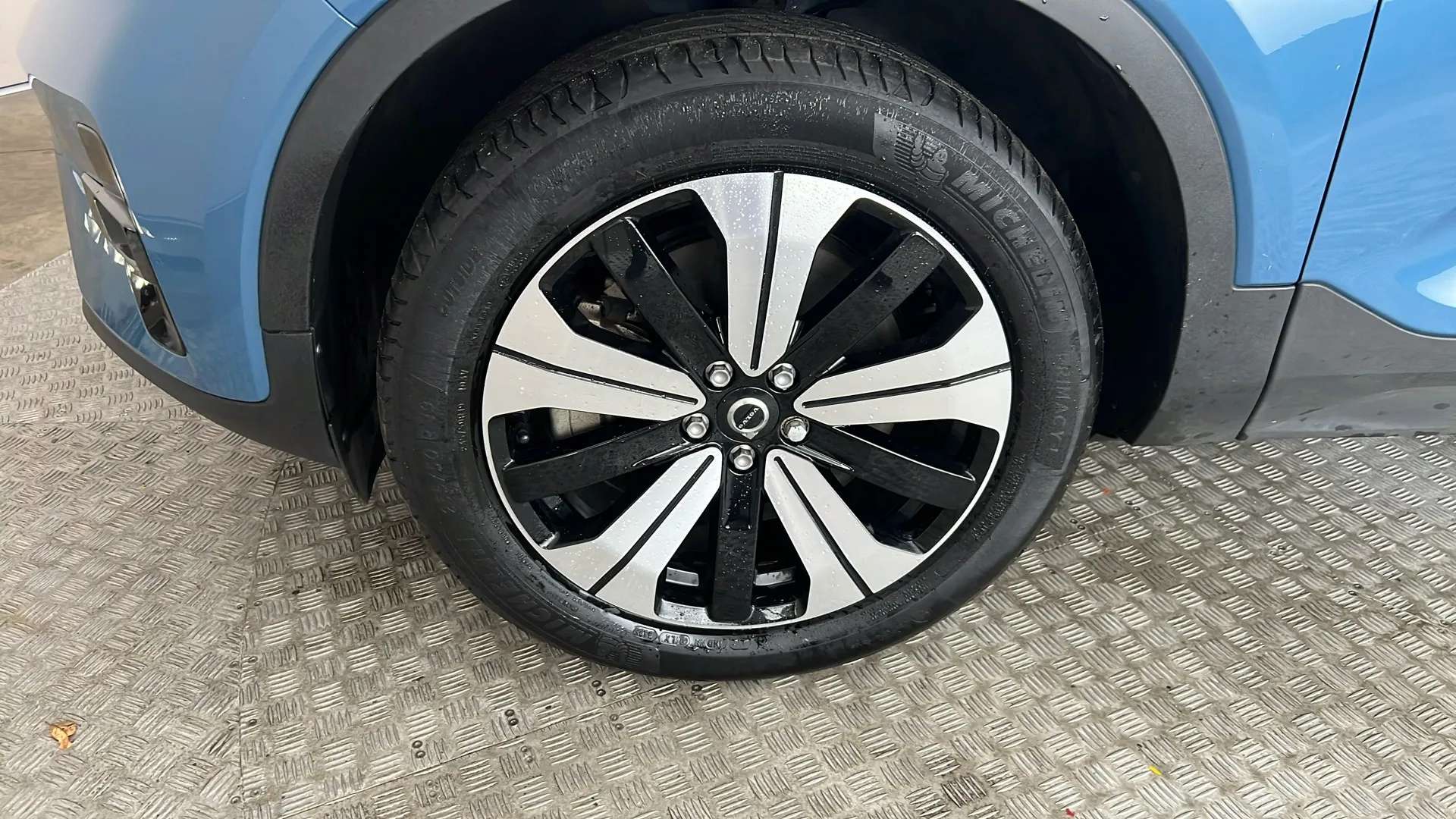 2023 VOLVO XC40 2023 VOLVO XC40
