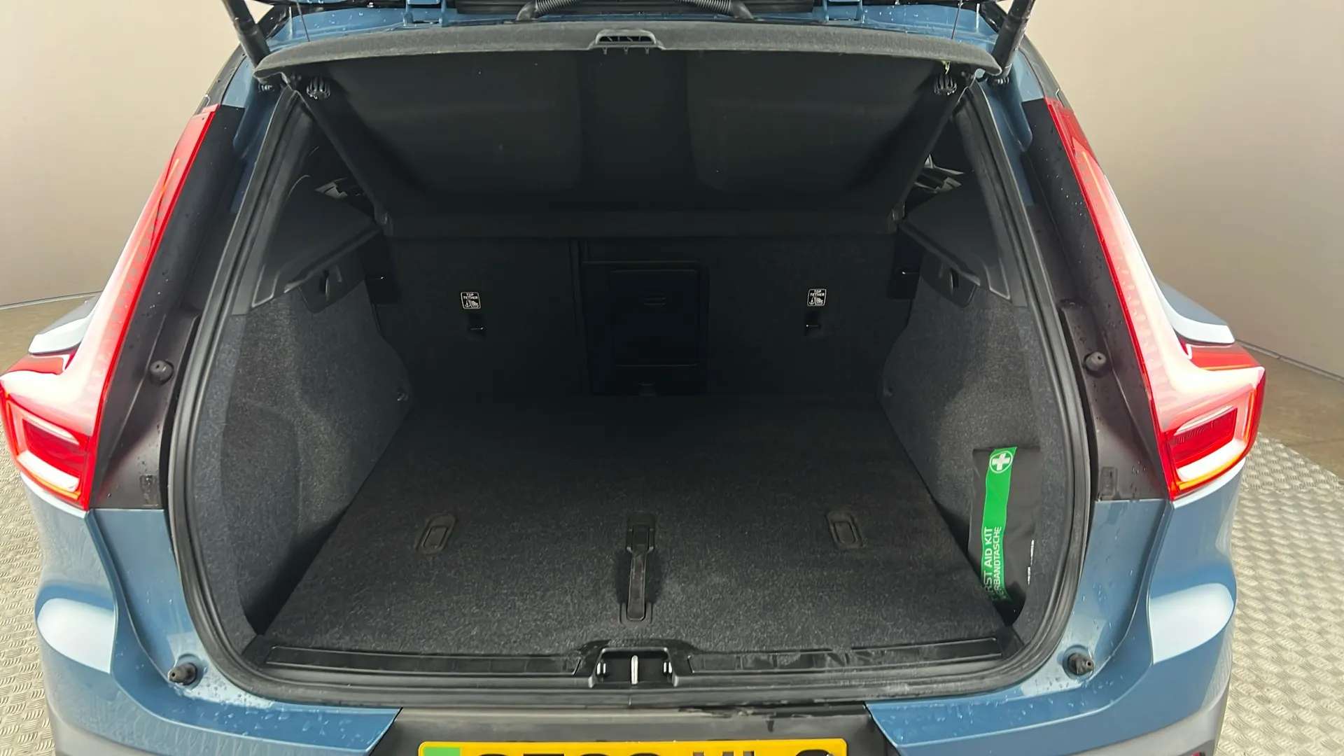 2023 VOLVO XC40 2023 VOLVO XC40