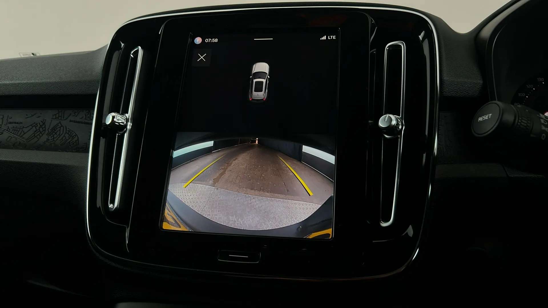 2023 VOLVO XC40 2023 VOLVO XC40