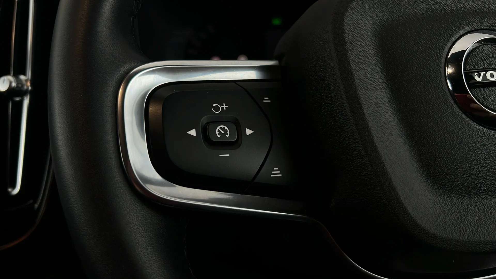 2023 VOLVO XC40 2023 VOLVO XC40