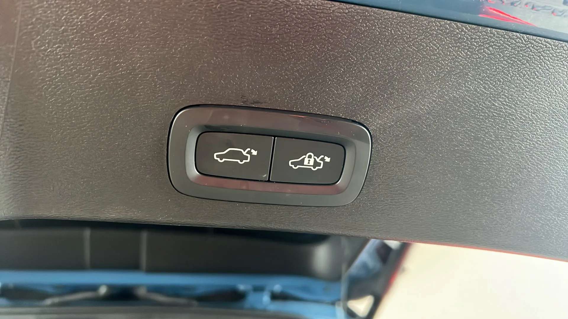 2023 VOLVO XC40 2023 VOLVO XC40