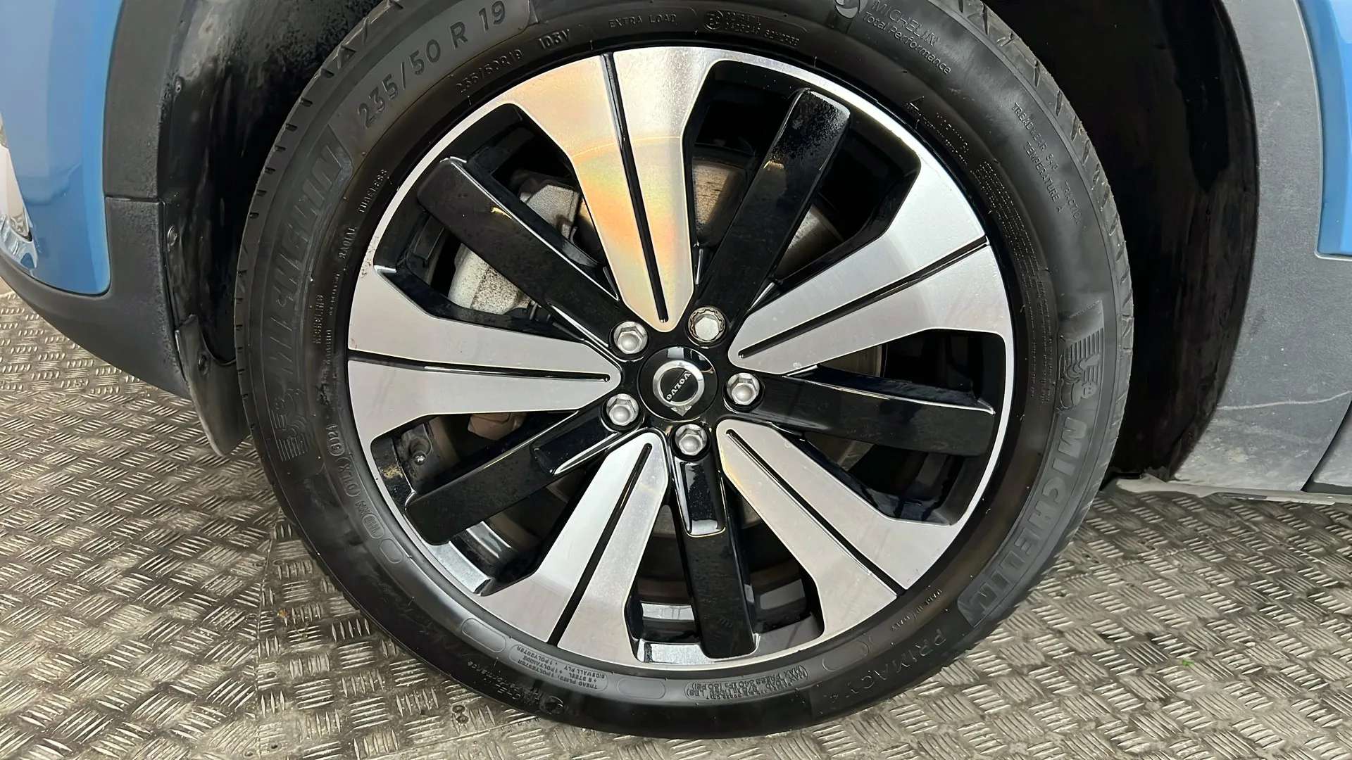 2023 VOLVO C40 2023 VOLVO C40