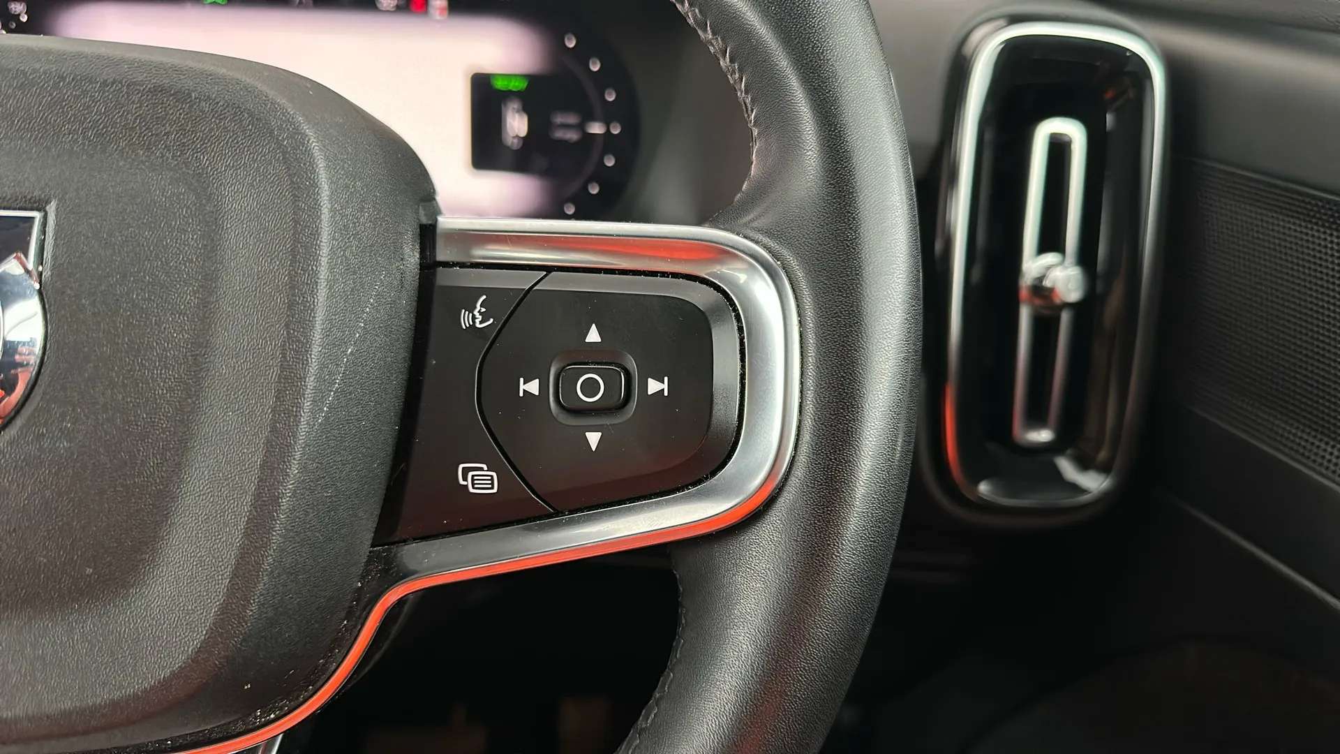 2023 VOLVO C40 2023 VOLVO C40
