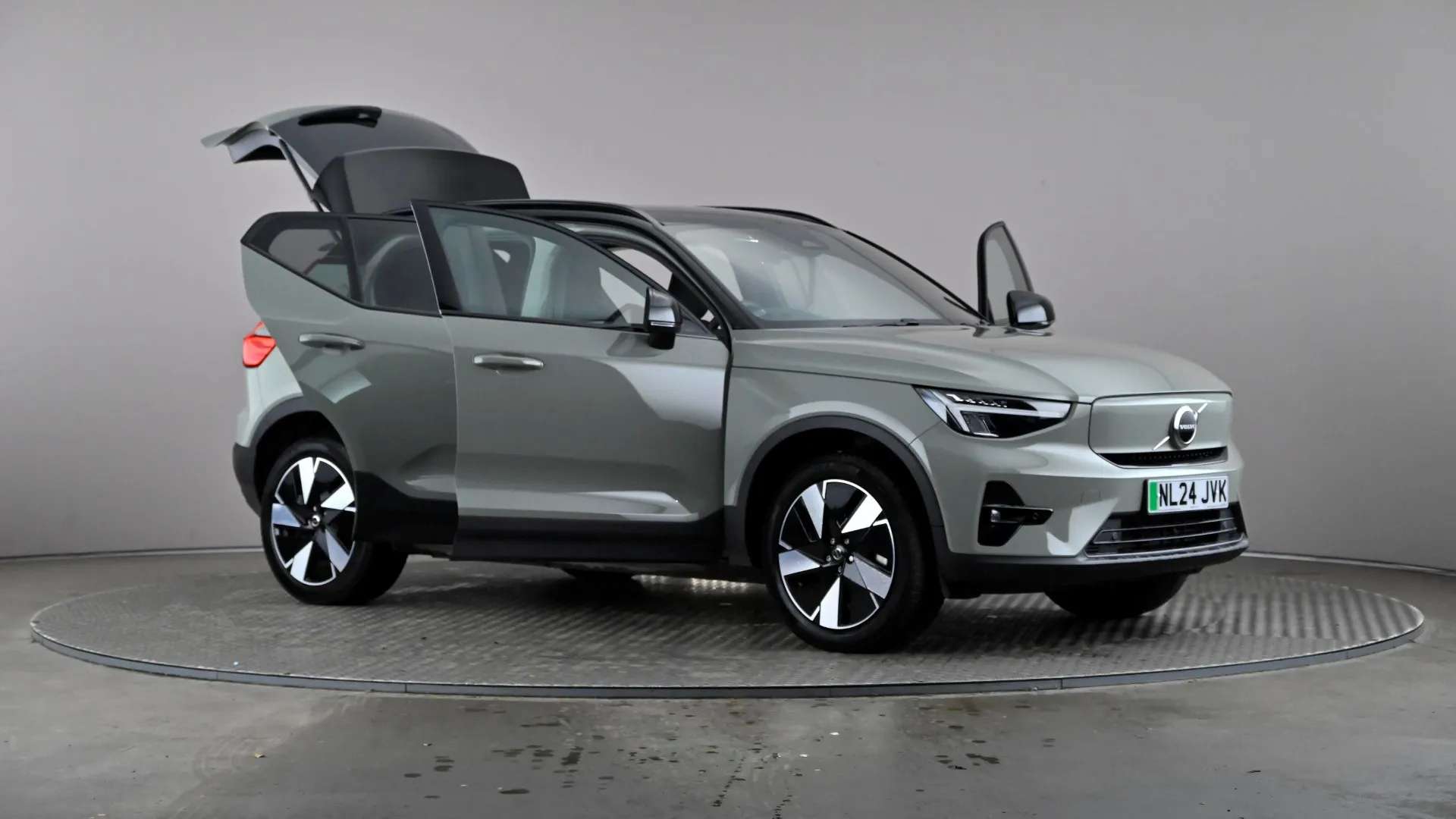 2024 VOLVO XC40 2024 VOLVO XC40