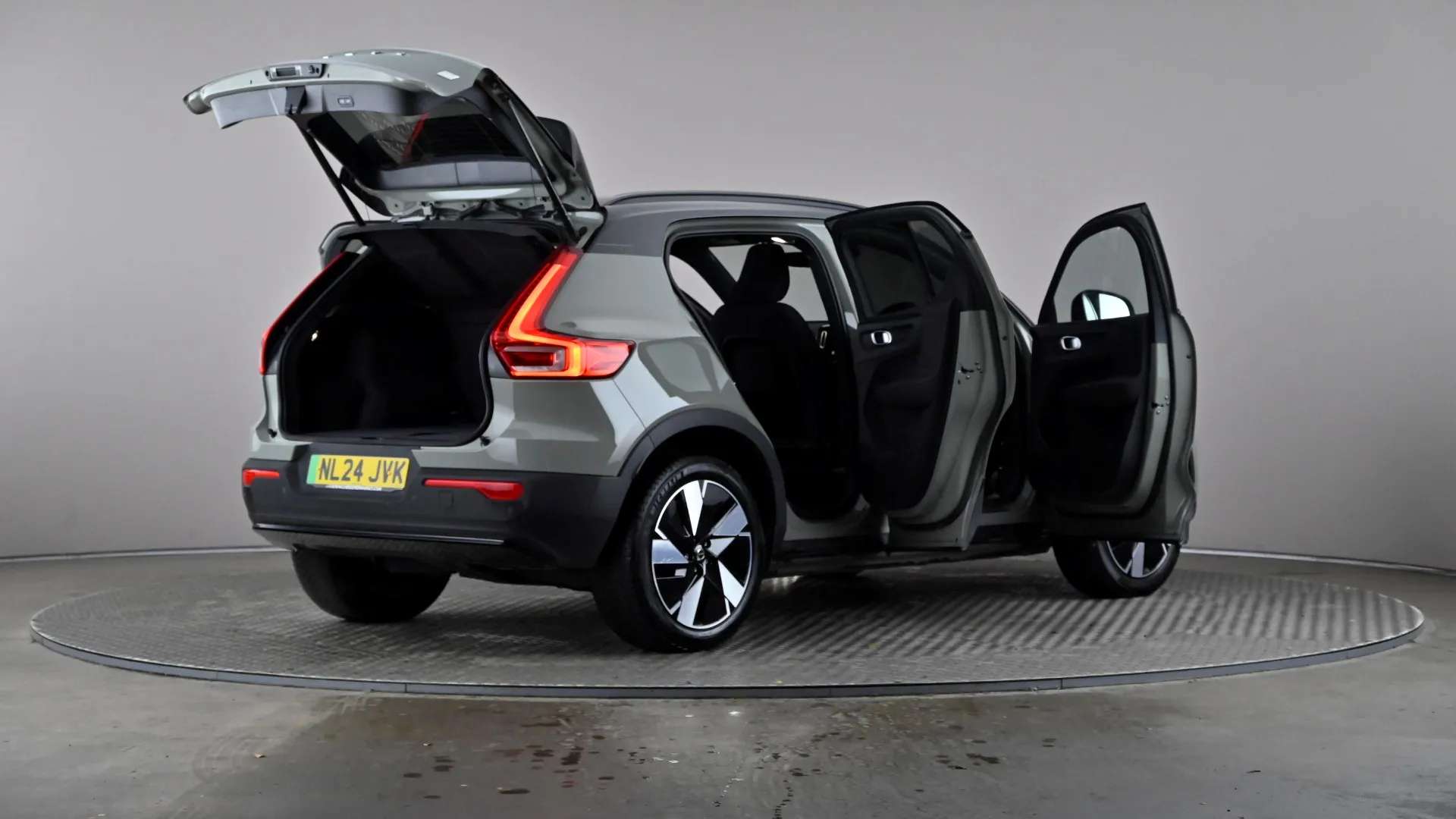2024 VOLVO XC40 2024 VOLVO XC40
