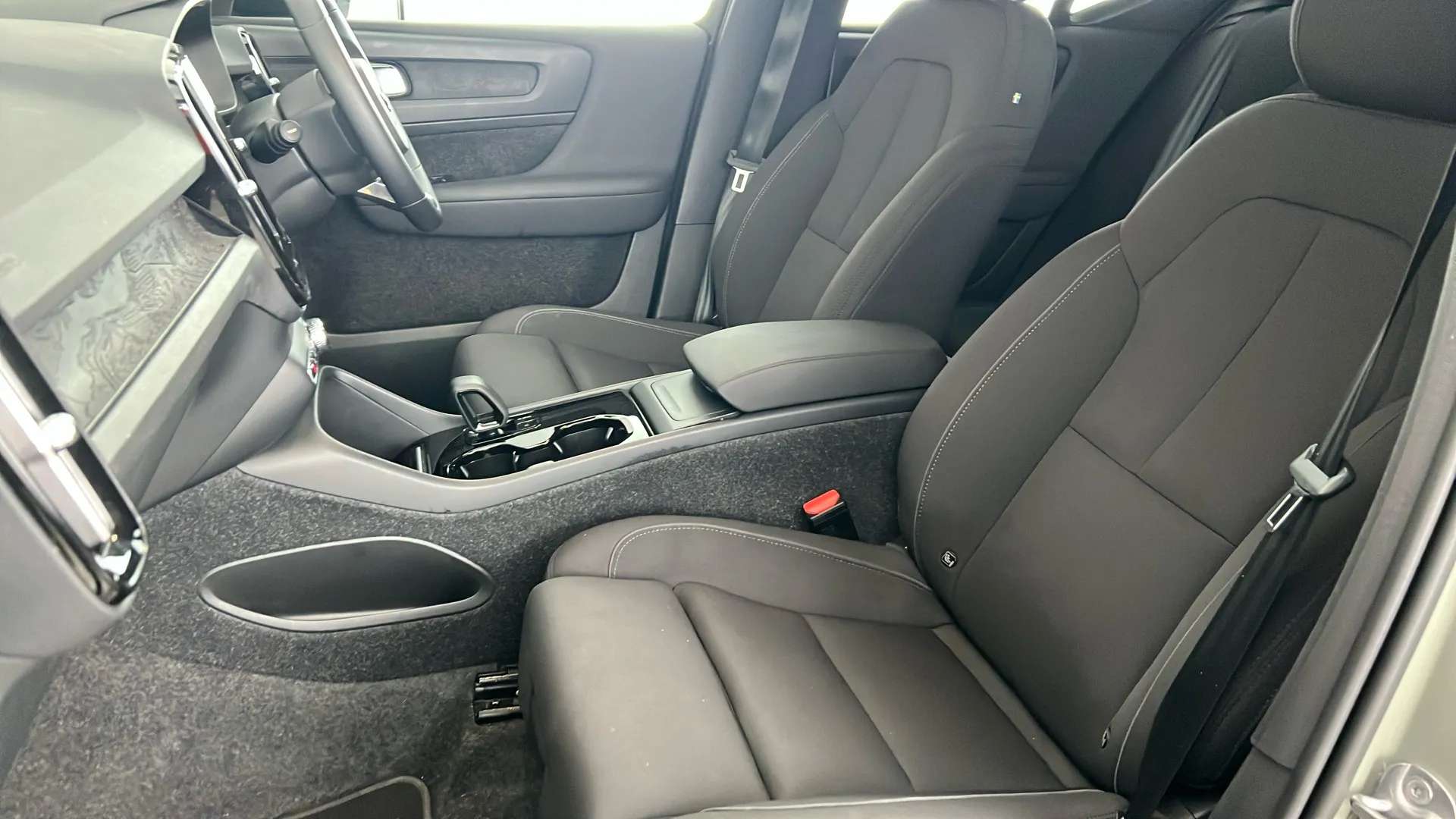 2024 VOLVO XC40 2024 VOLVO XC40