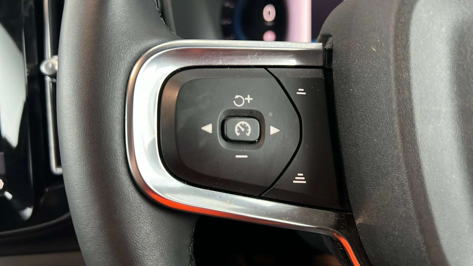 2024 VOLVO XC40 2024 VOLVO XC40